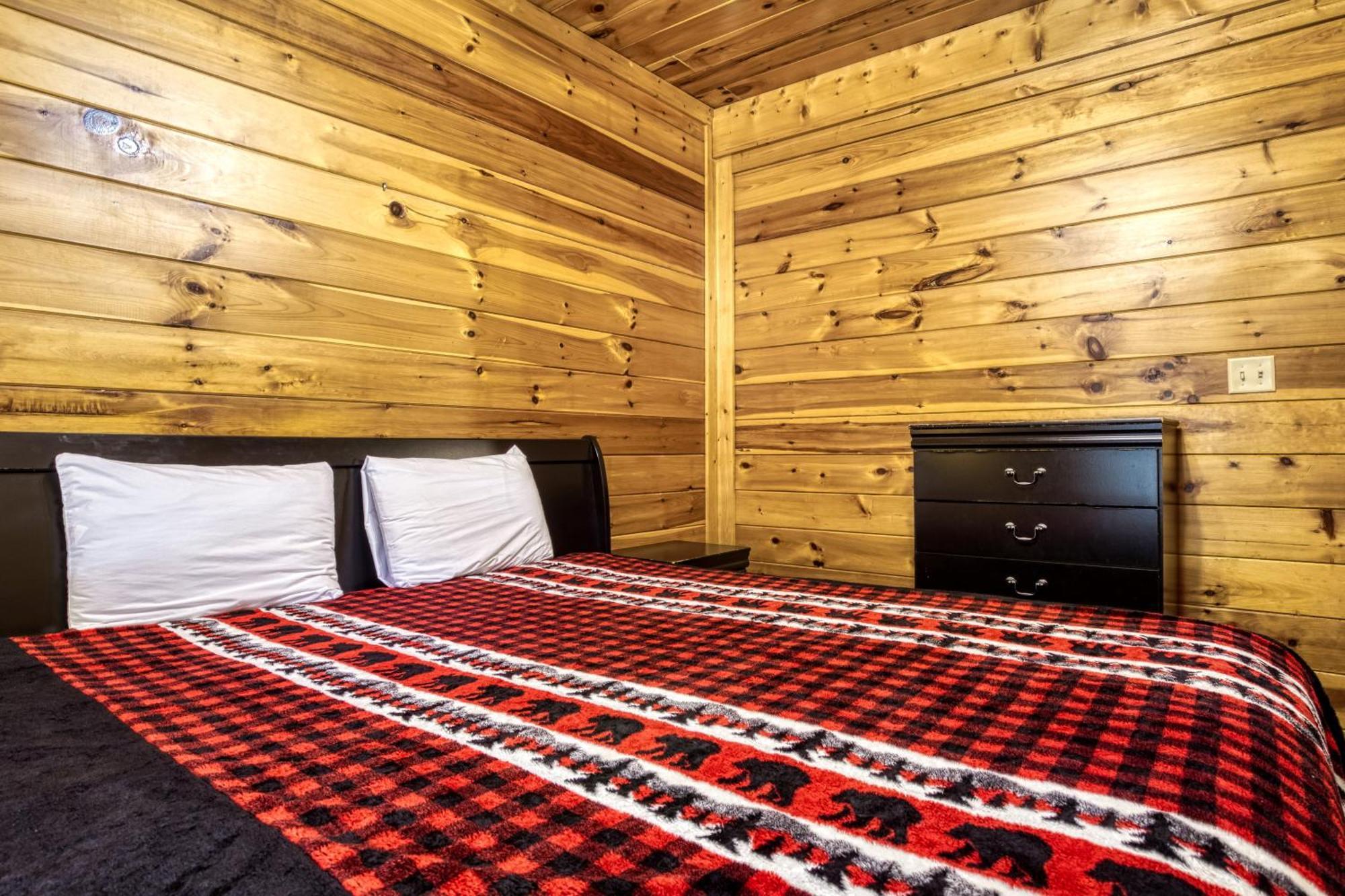 Perfect Getaway- Game Room, Mini Golf Course, Hot Tub, Pool Access
