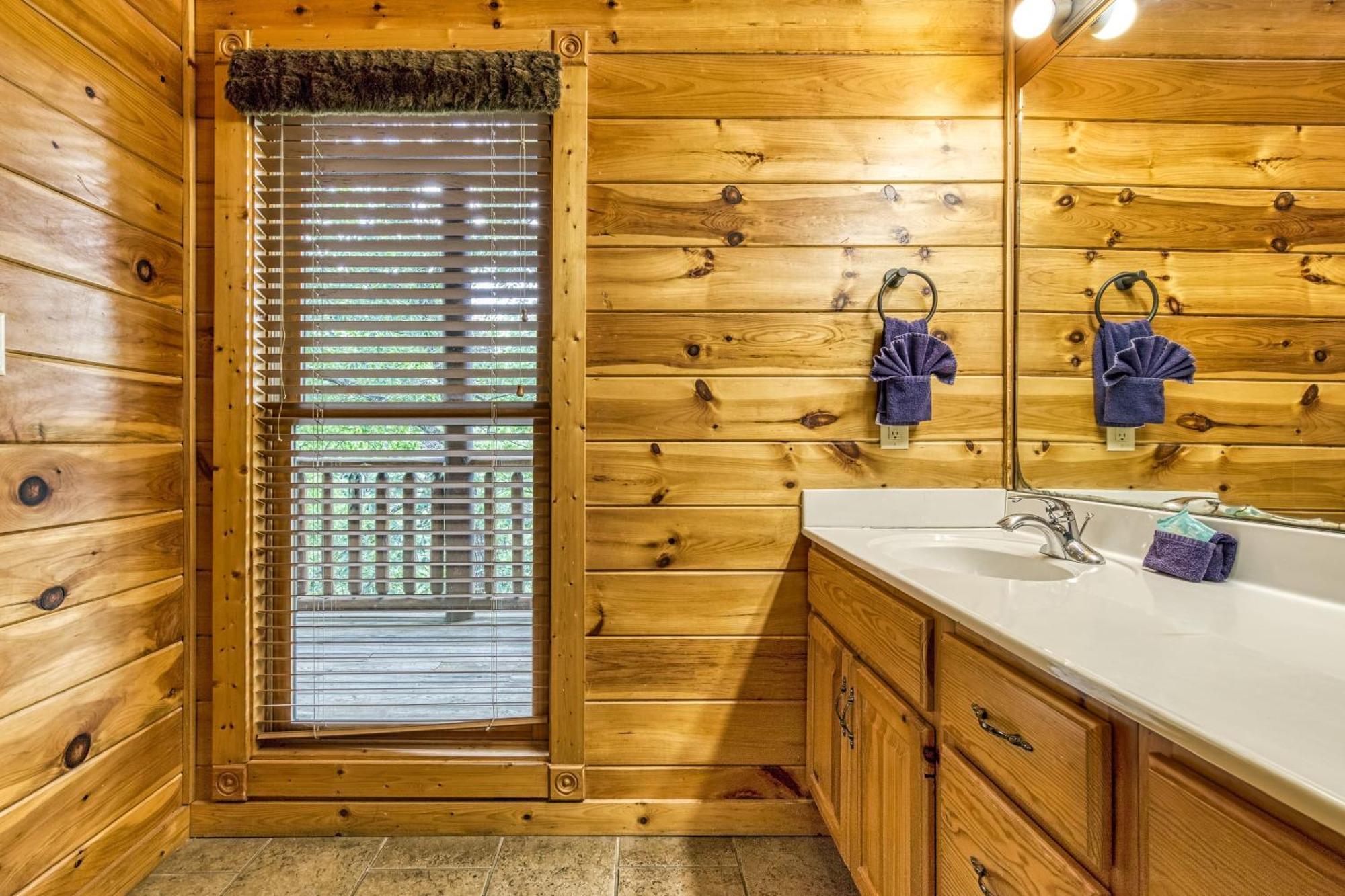 Perfect Getaway- Game Room, Mini Golf Course, Hot Tub, Pool Access Holiday home
