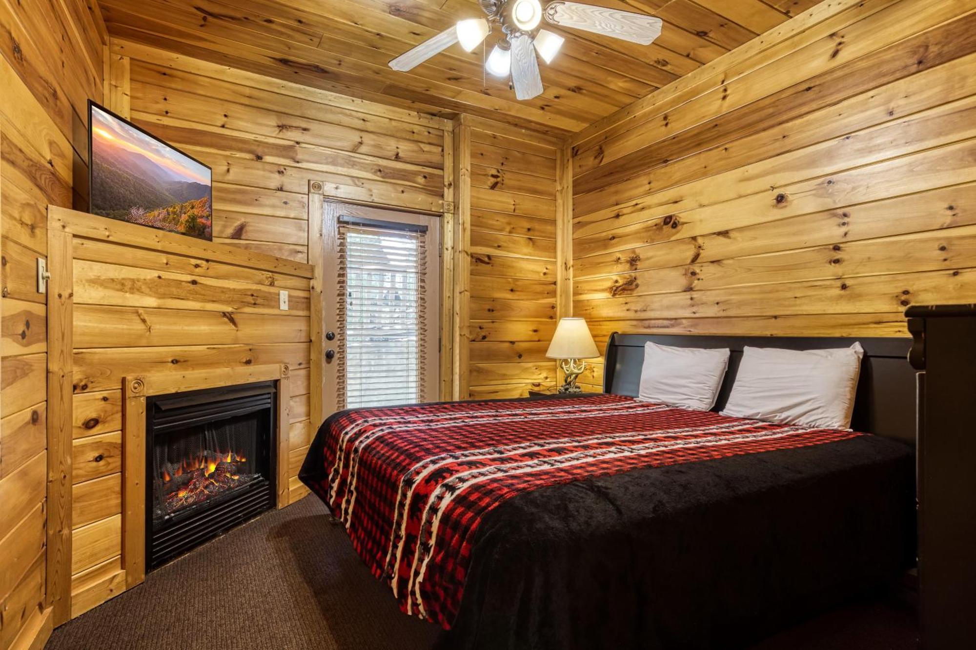 Holiday home Perfect Getaway- Game Room, Mini Golf Course, Hot Tub, Pool Access