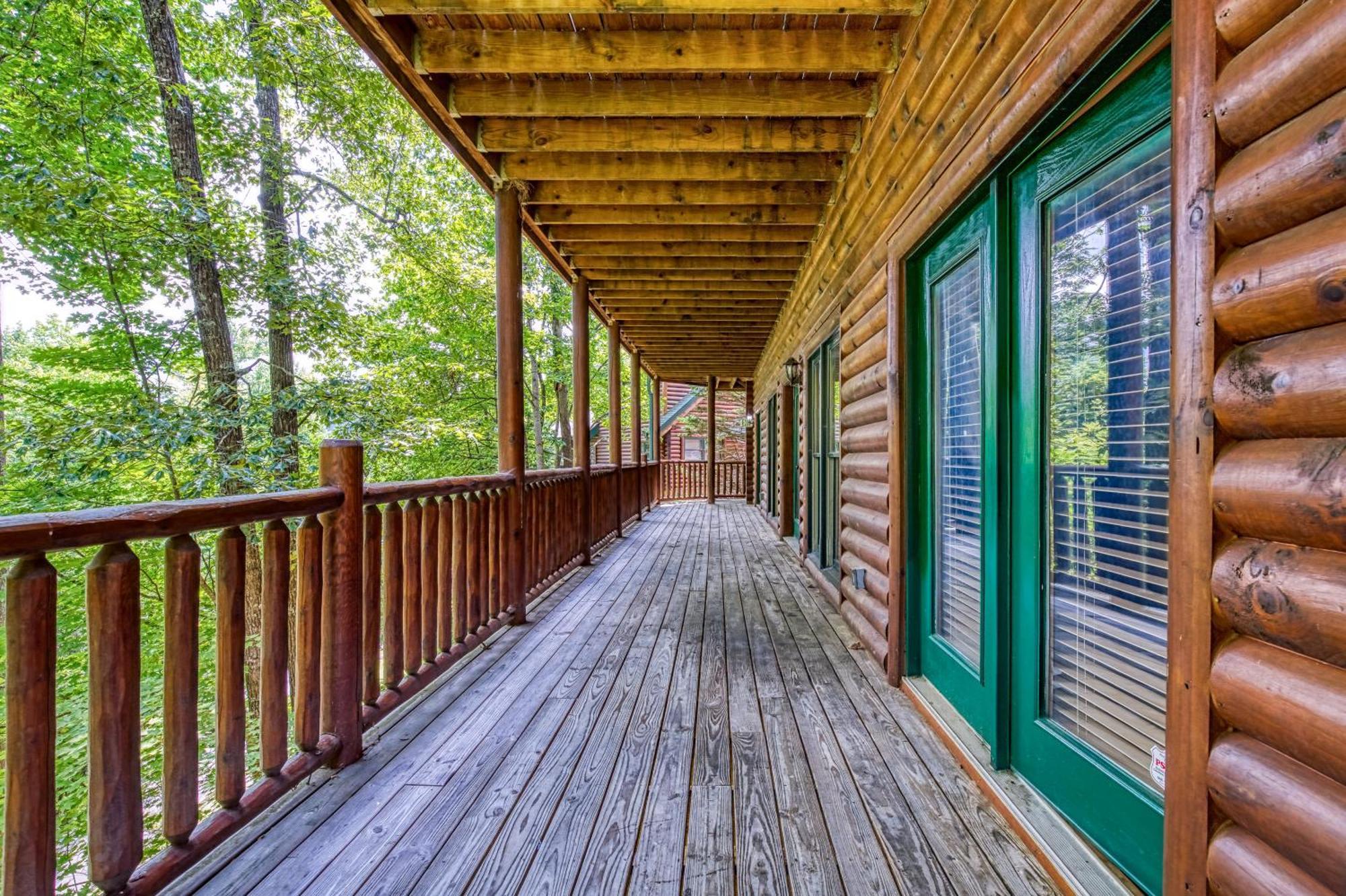 Perfect Getaway- Game Room, Mini Golf Course, Hot Tub, Pool Access Holiday home Gatlinburg