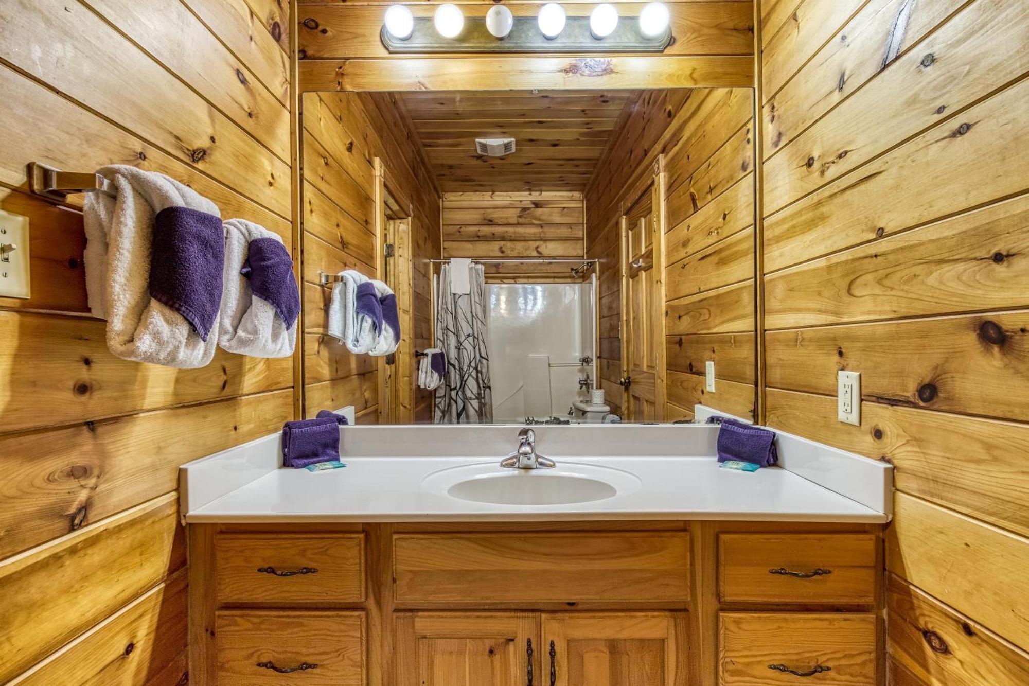Perfect Getaway- Game Room, Mini Golf Course, Hot Tub, Pool Access *