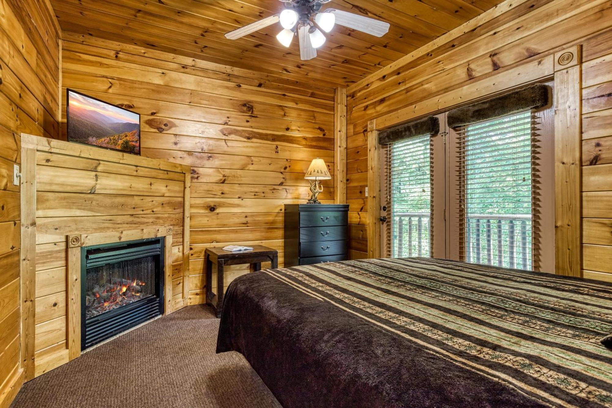 Perfect Getaway- Game Room, Mini Golf Course, Hot Tub, Pool Access * Gatlinburg