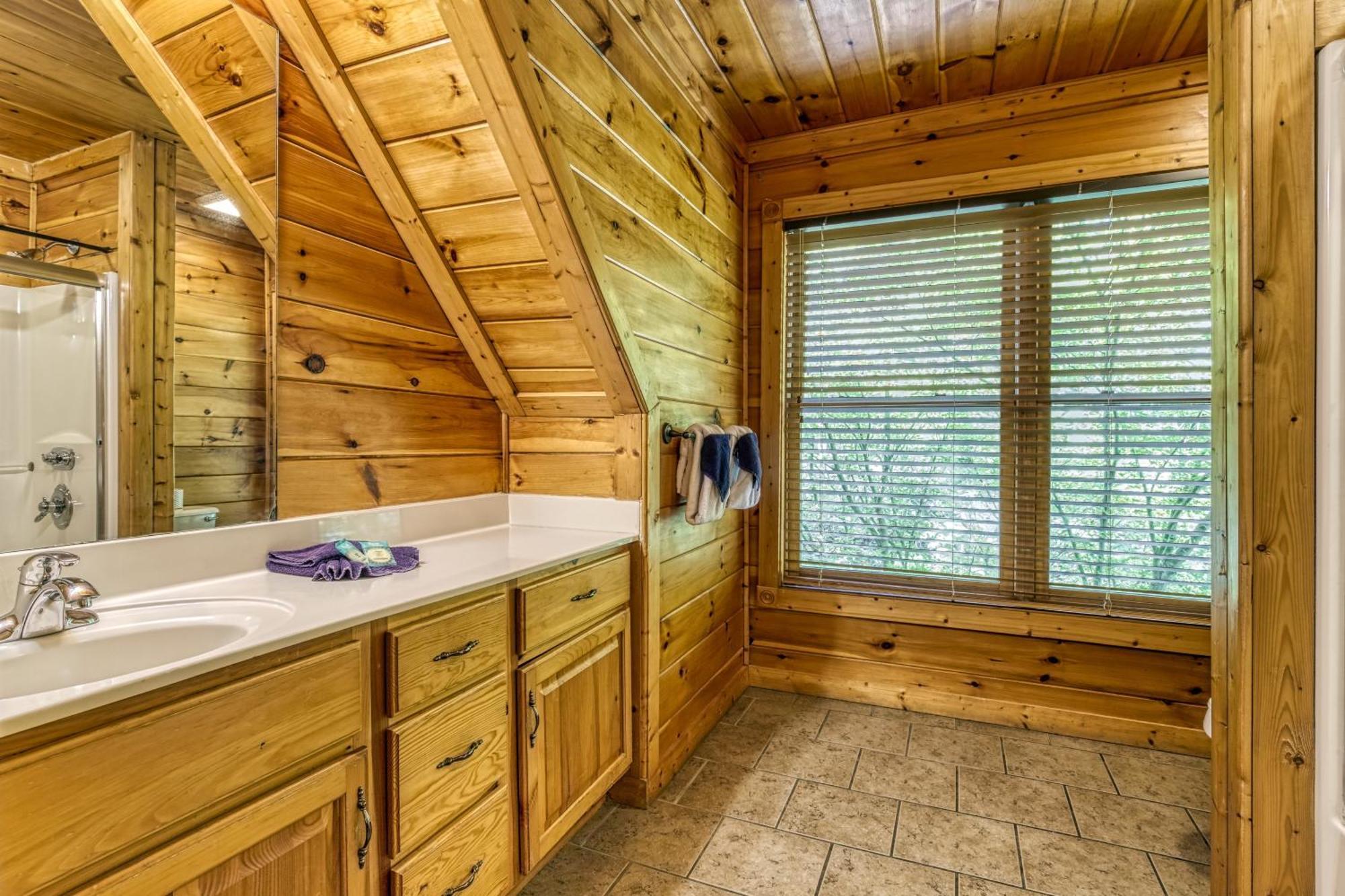 Perfect Getaway- Game Room, Mini Golf Course, Hot Tub, Pool Access