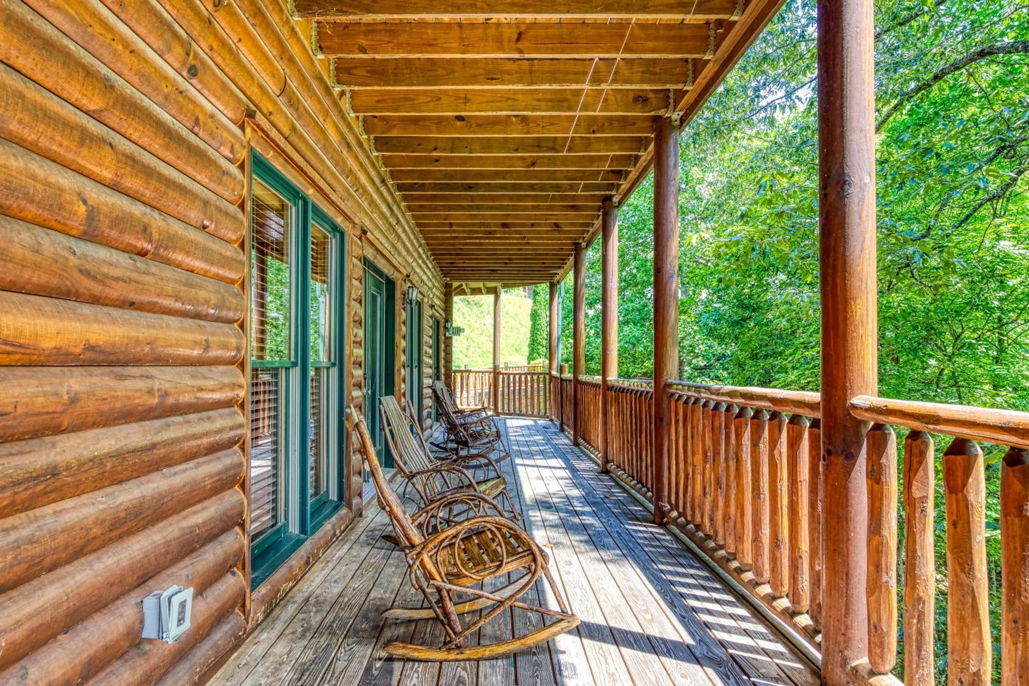 Holiday home Perfect Getaway- Game Room, Mini Golf Course, Hot Tub, Pool Access