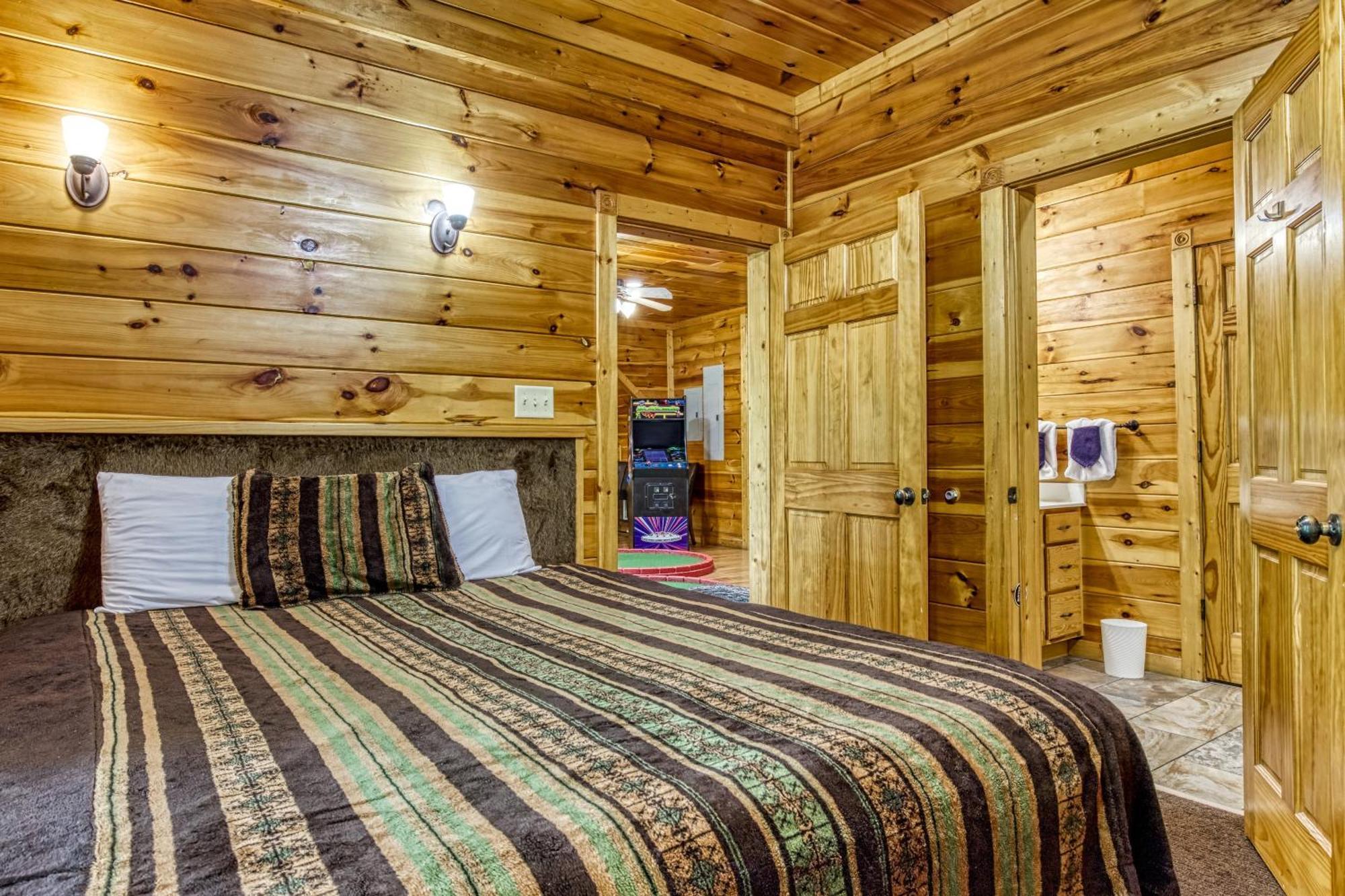 Perfect Getaway- Game Room, Mini Golf Course, Hot Tub, Pool Access Holiday home *