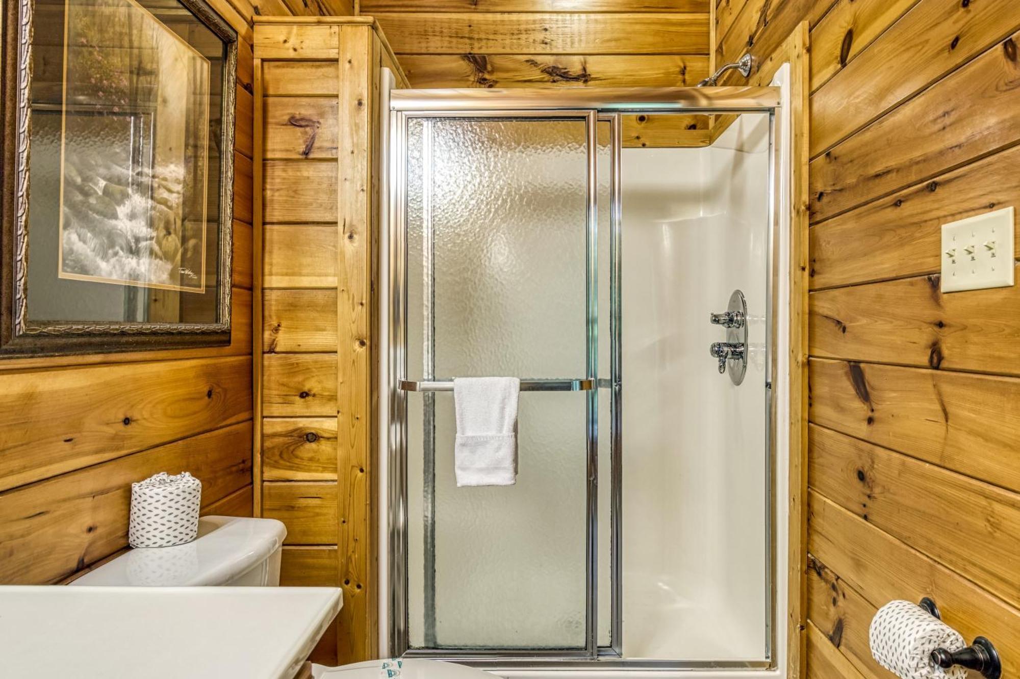 Holiday home Perfect Getaway- Game Room, Mini Golf Course, Hot Tub, Pool Access *