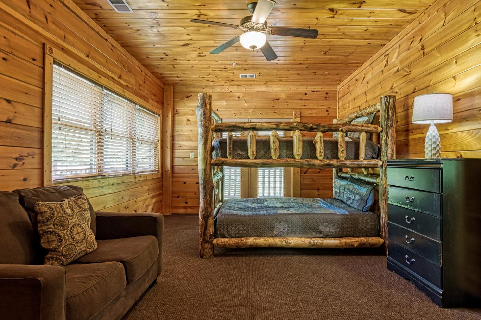 Perfect Getaway- Game Room, Mini Golf Course, Hot Tub, Pool Access Holiday home Gatlinburg
