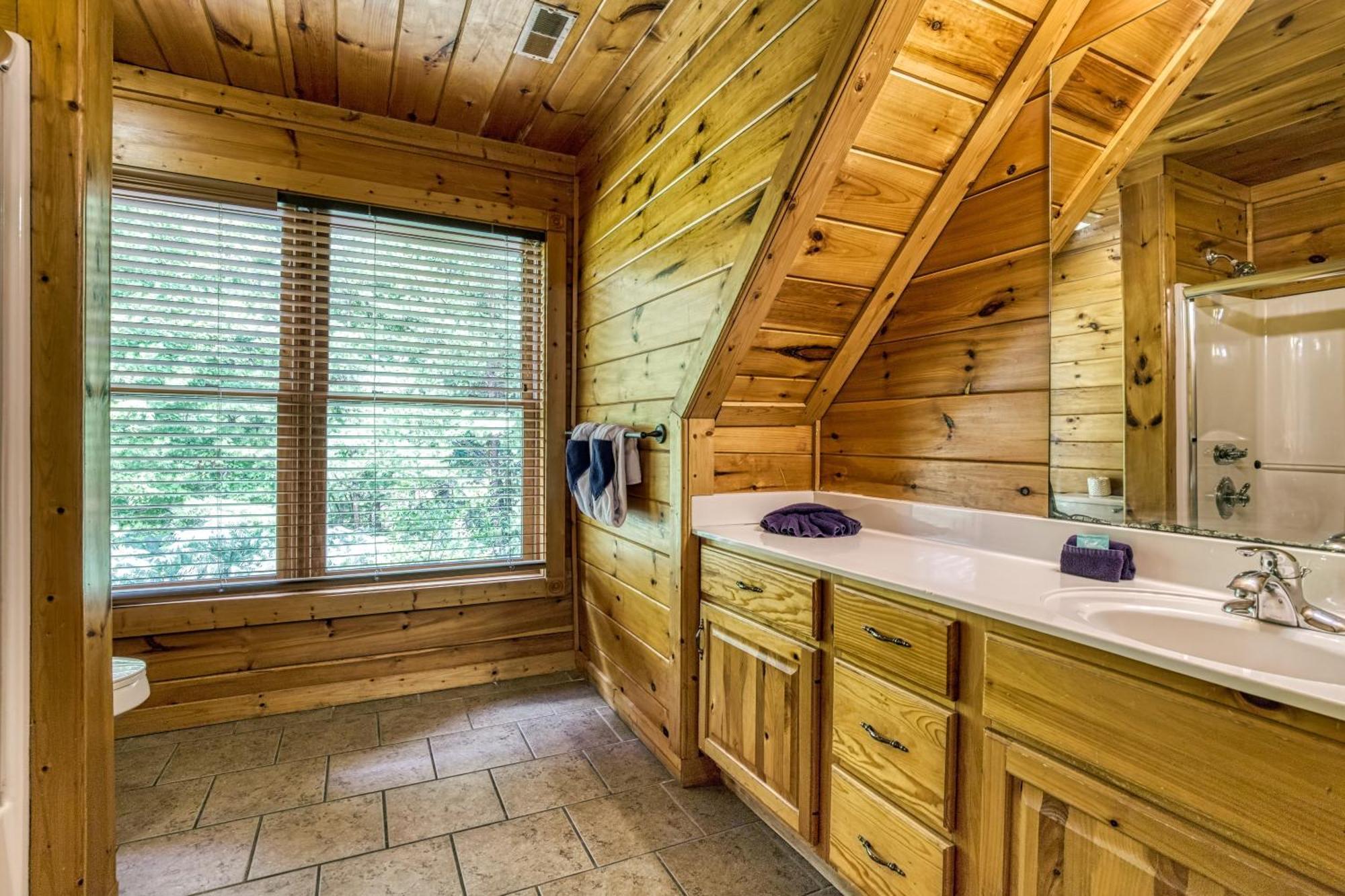 Holiday home Perfect Getaway- Game Room, Mini Golf Course, Hot Tub, Pool Access Gatlinburg