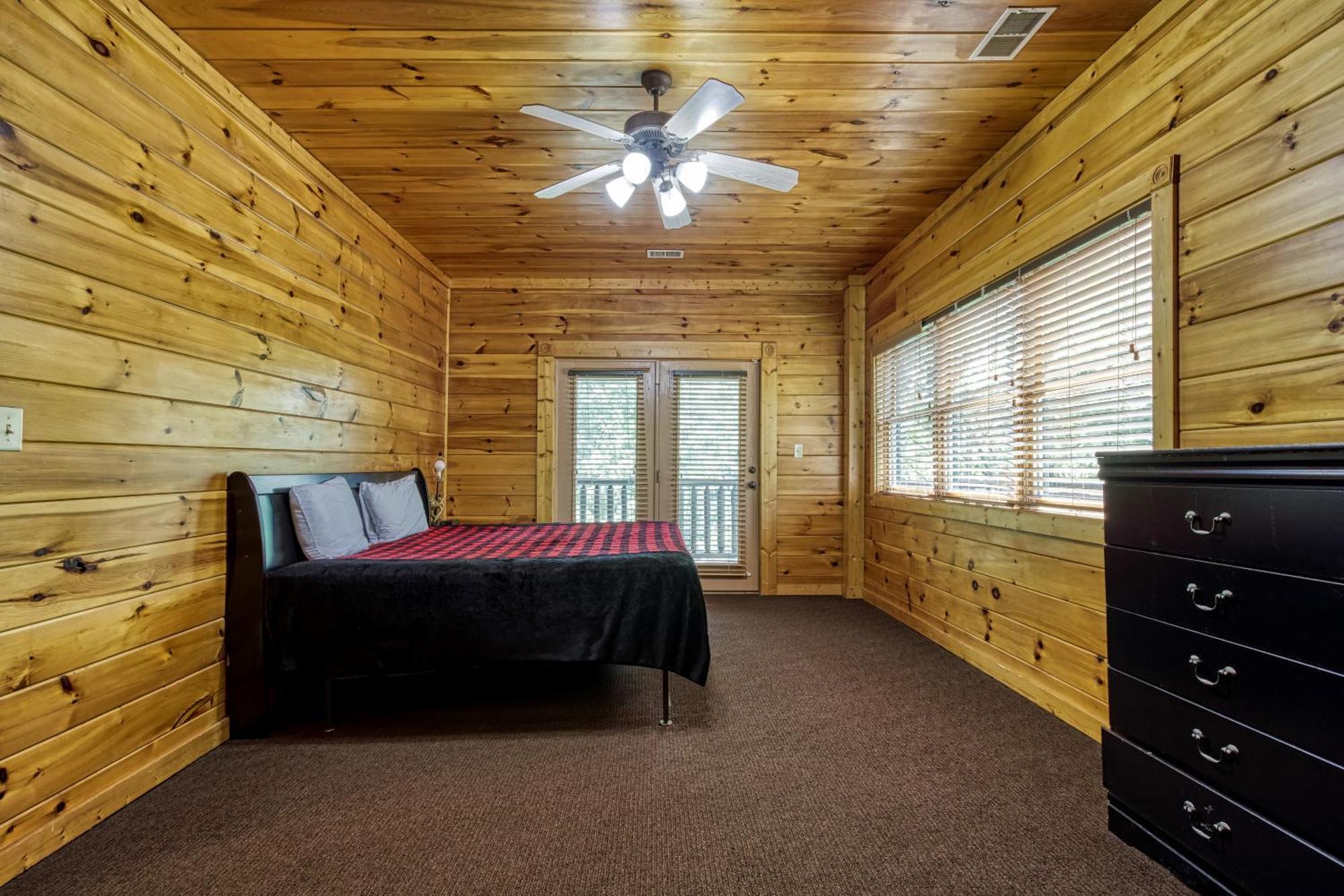 Perfect Getaway- Game Room, Mini Golf Course, Hot Tub, Pool Access *