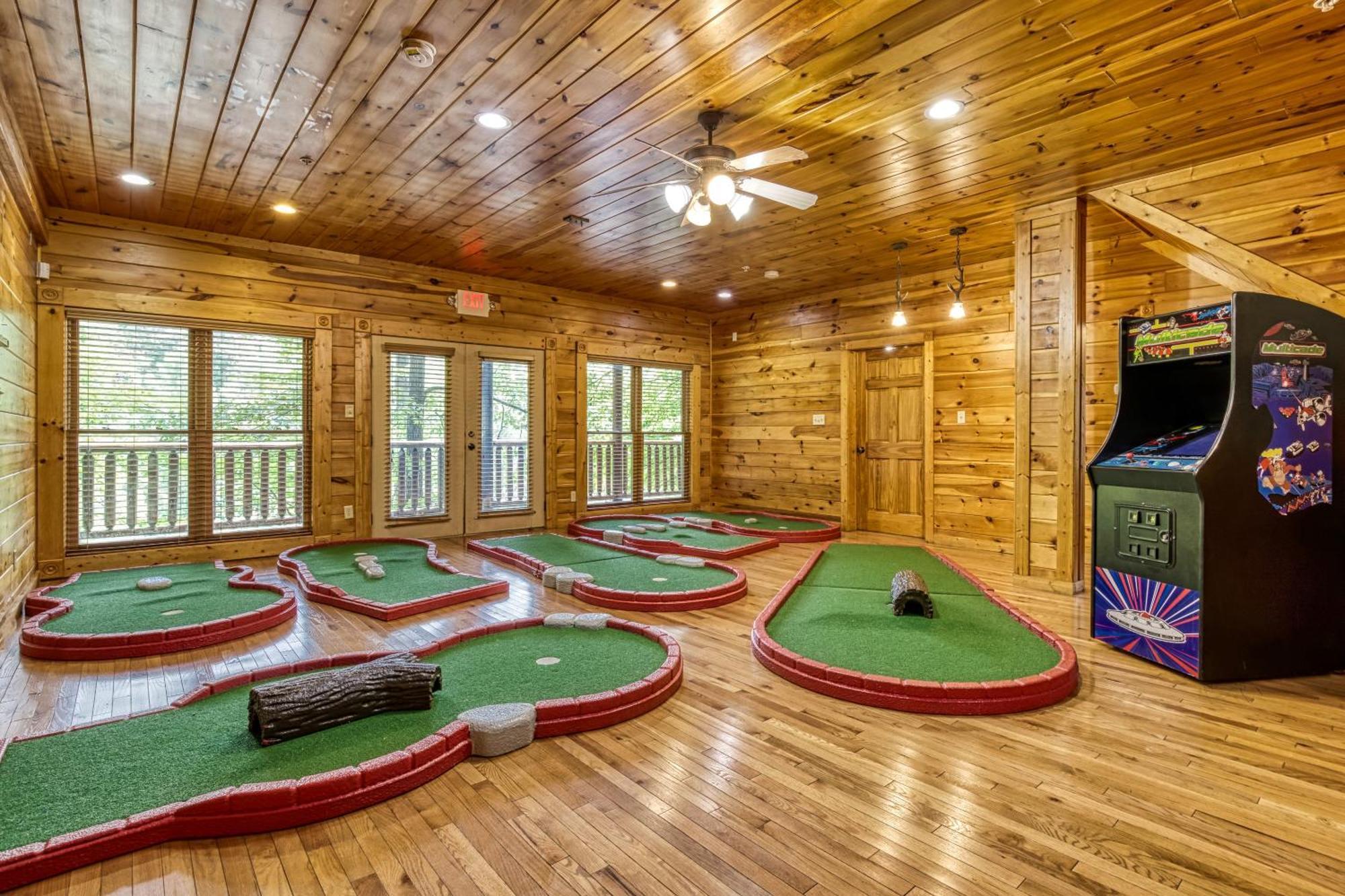 Perfect Getaway- Game Room, Mini Golf Course, Hot Tub, Pool Access Gatlinburg