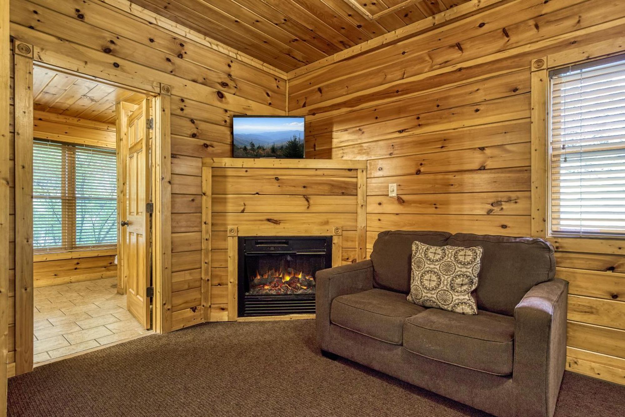 Perfect Getaway- Game Room, Mini Golf Course, Hot Tub, Pool Access * Gatlinburg