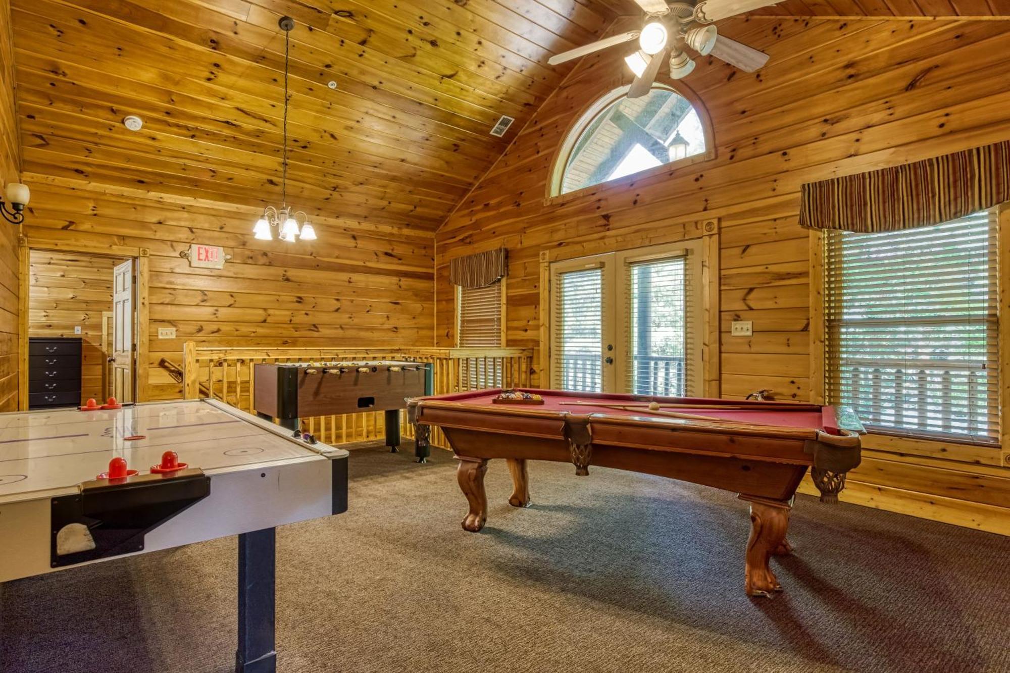 Perfect Getaway- Game Room, Mini Golf Course, Hot Tub, Pool Access