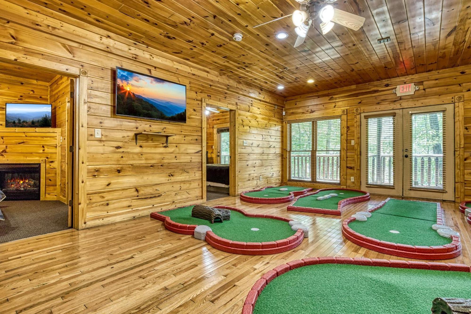 Holiday home Perfect Getaway- Game Room, Mini Golf Course, Hot Tub, Pool Access