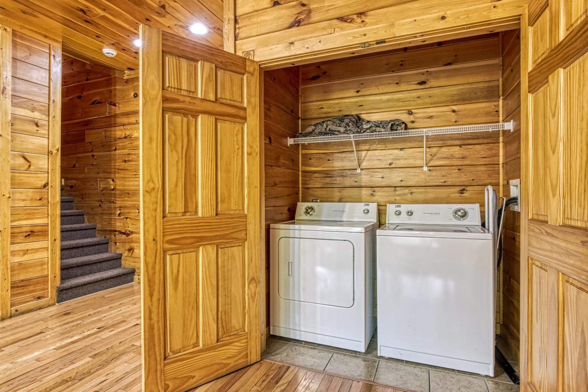 Holiday home Perfect Getaway- Game Room, Mini Golf Course, Hot Tub, Pool Access *