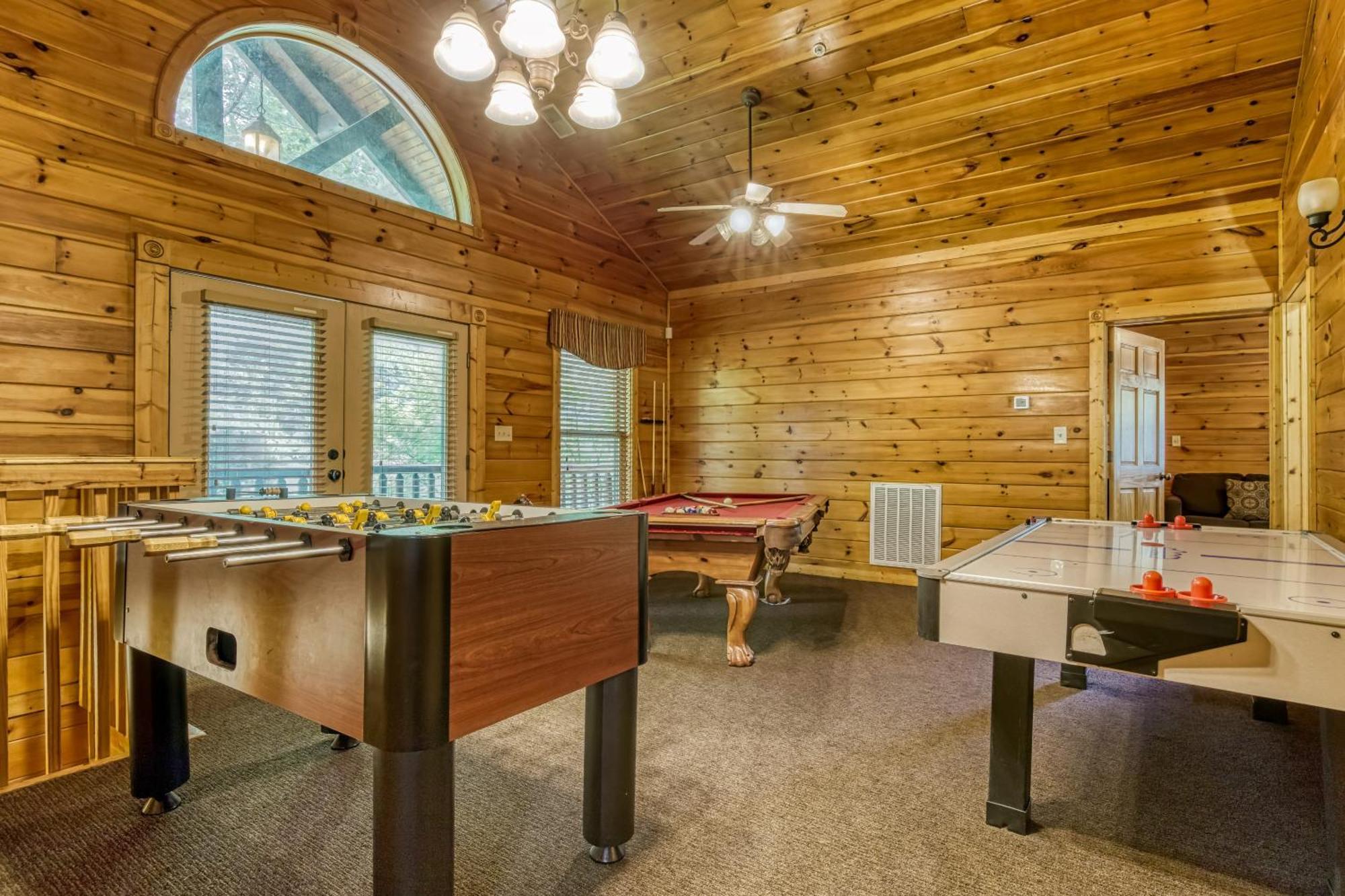Holiday home Perfect Getaway- Game Room, Mini Golf Course, Hot Tub, Pool Access Gatlinburg