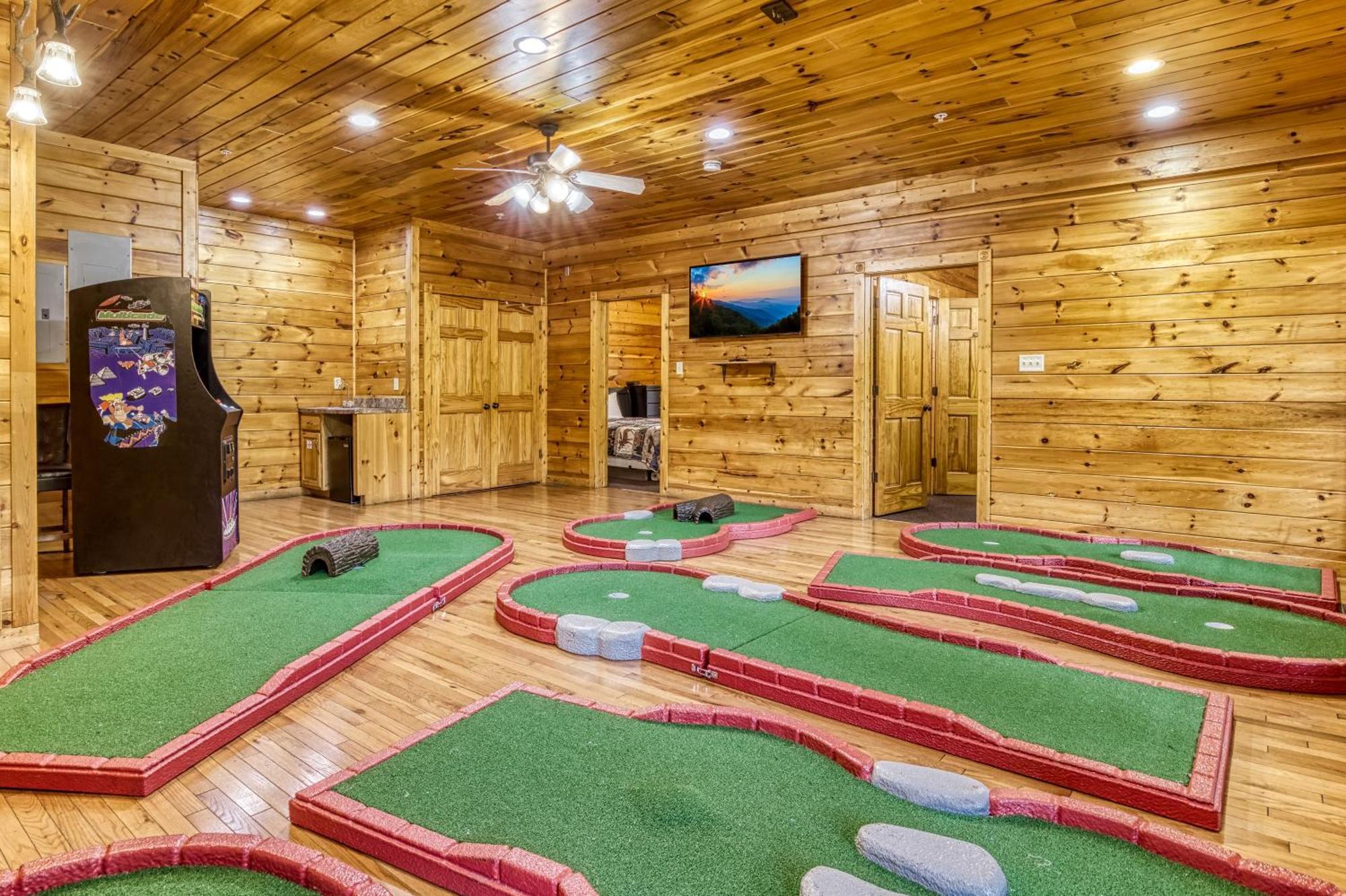 Perfect Getaway- Game Room, Mini Golf Course, Hot Tub, Pool Access * Gatlinburg