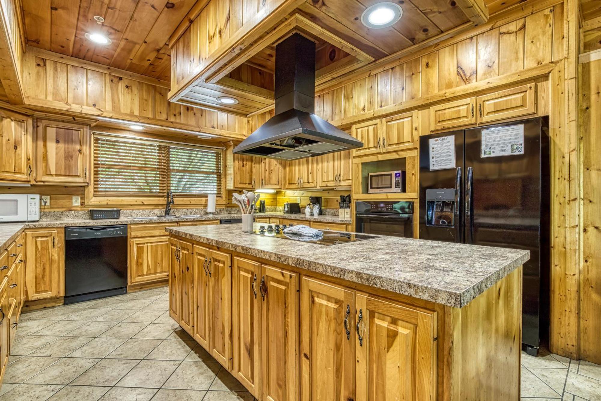 Perfect Getaway- Game Room, Mini Golf Course, Hot Tub, Pool Access