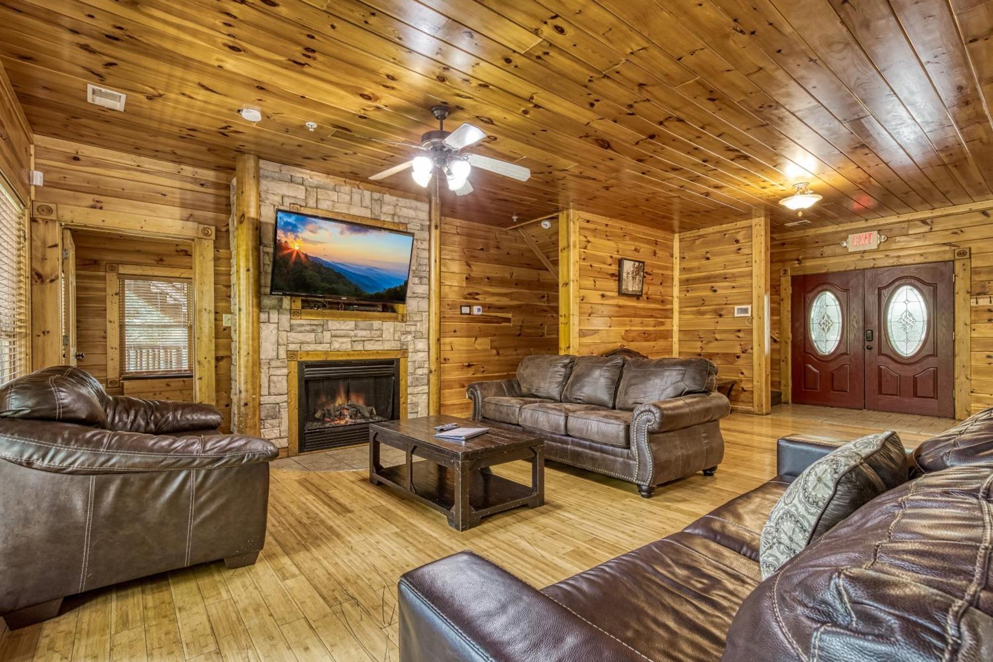 Holiday home Perfect Getaway- Game Room, Mini Golf Course, Hot Tub, Pool Access