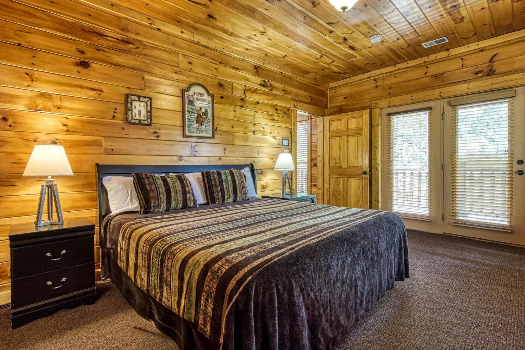 Holiday home Perfect Getaway- Game Room, Mini Golf Course, Hot Tub, Pool Access *