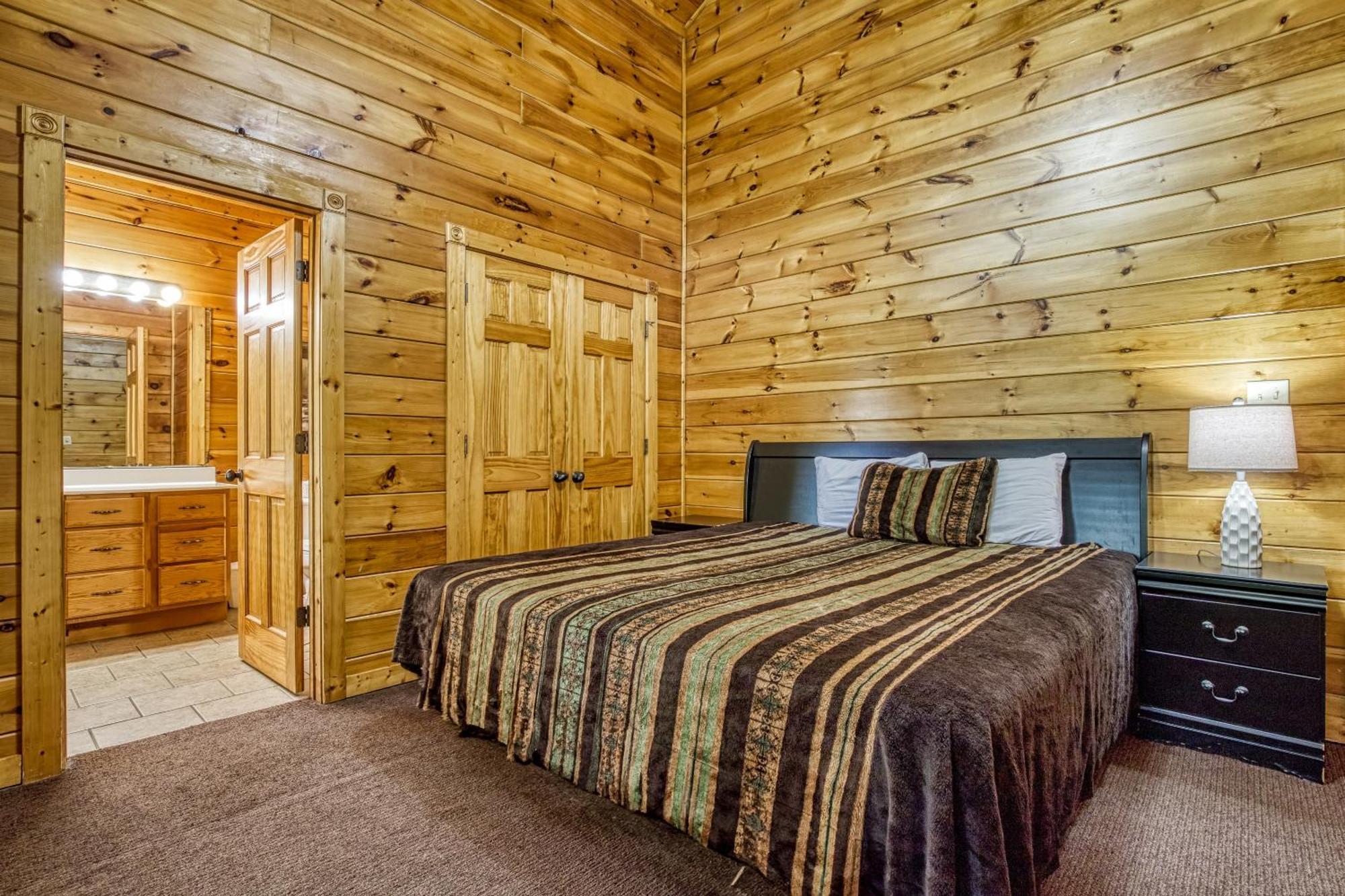 Perfect Getaway- Game Room, Mini Golf Course, Hot Tub, Pool Access Holiday home Gatlinburg