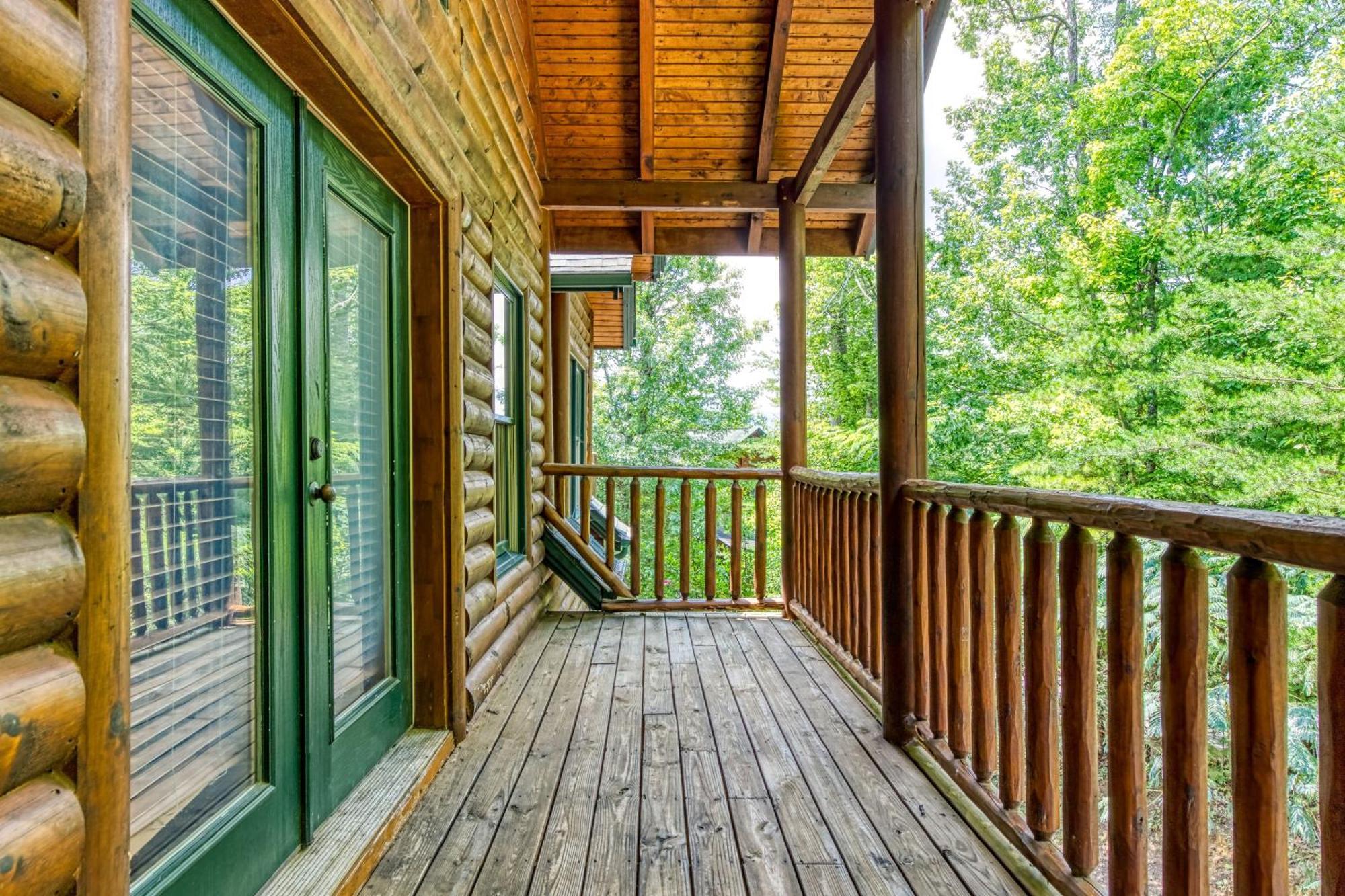 Perfect Getaway- Game Room, Mini Golf Course, Hot Tub, Pool Access *