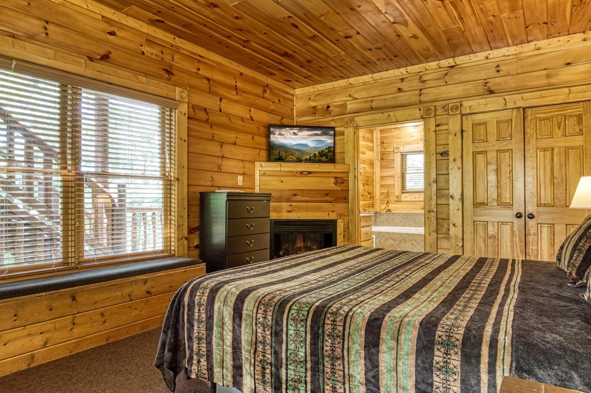 Perfect Getaway- Game Room, Mini Golf Course, Hot Tub, Pool Access * Gatlinburg