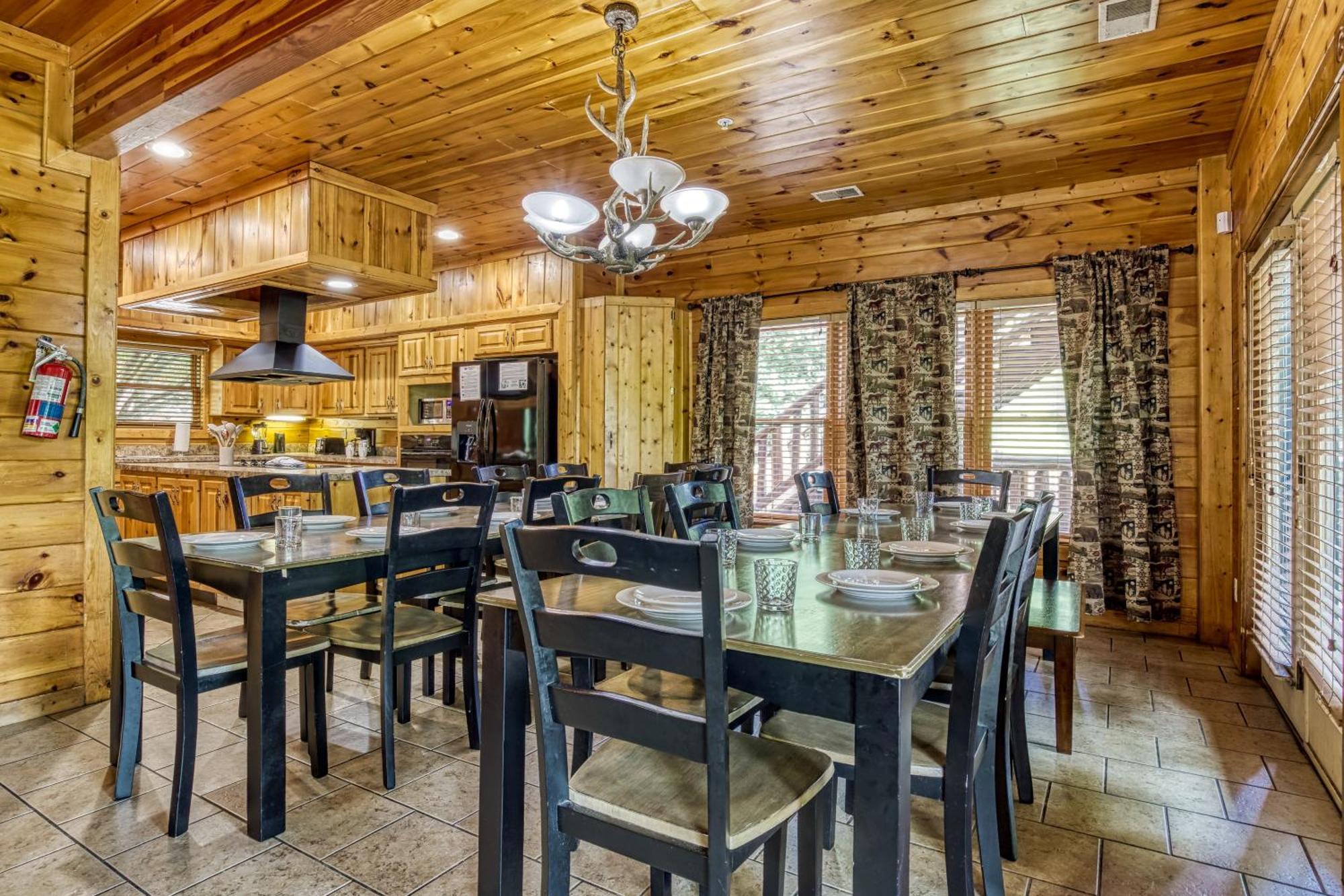 Perfect Getaway- Game Room, Mini Golf Course, Hot Tub, Pool Access Holiday home