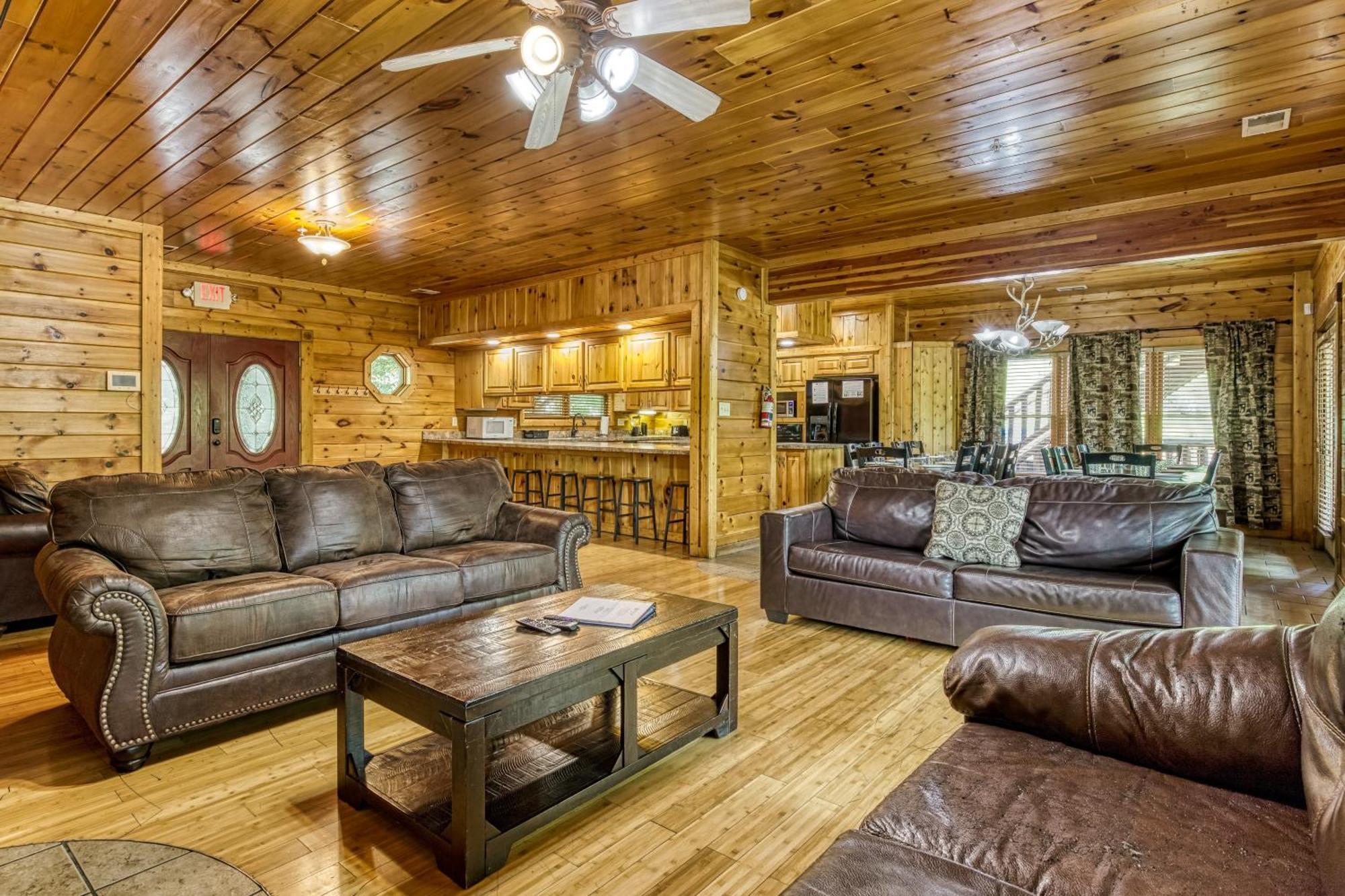 Perfect Getaway- Game Room, Mini Golf Course, Hot Tub, Pool Access