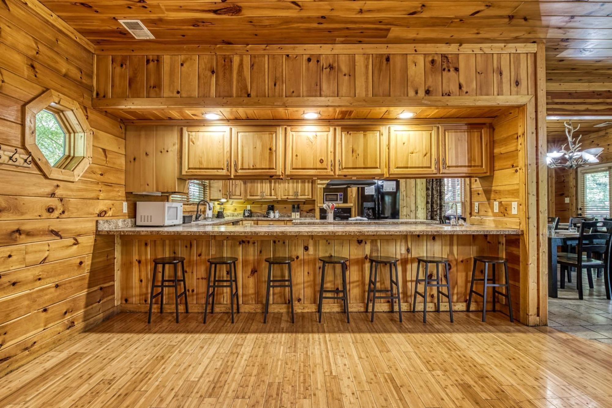 Holiday home Perfect Getaway- Game Room, Mini Golf Course, Hot Tub, Pool Access *
