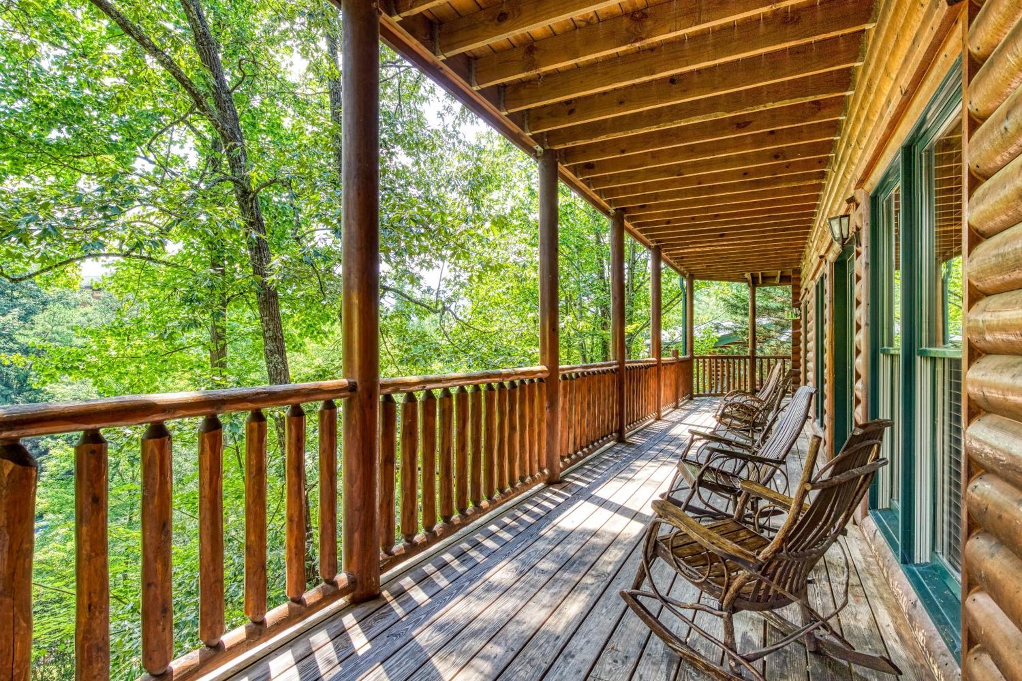 Perfect Getaway- Game Room, Mini Golf Course, Hot Tub, Pool Access Holiday home Gatlinburg
