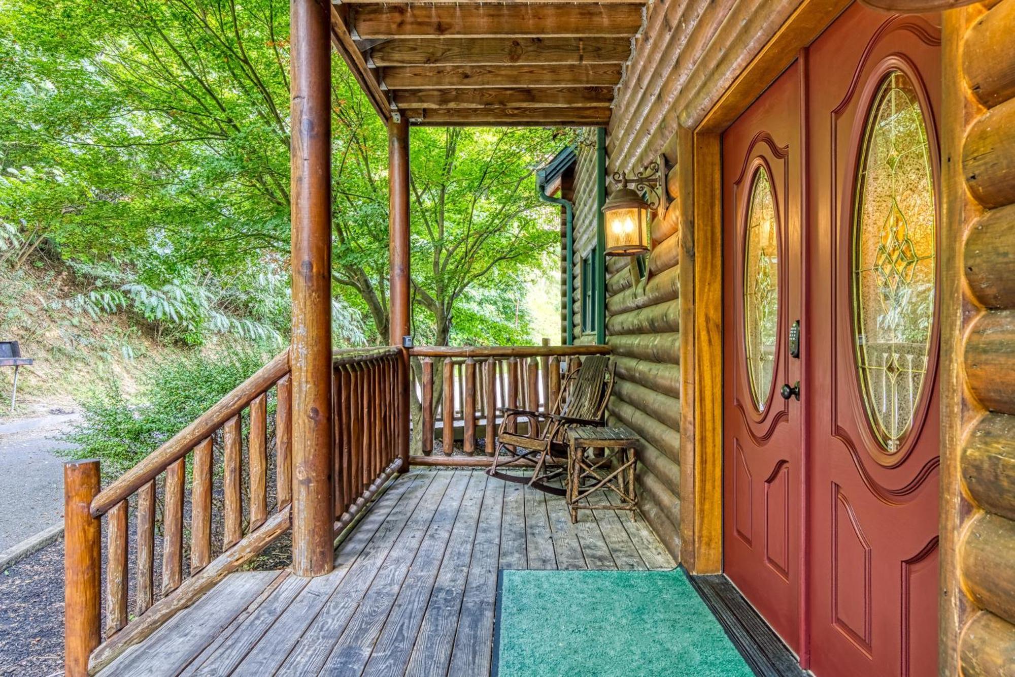 Perfect Getaway- Game Room, Mini Golf Course, Hot Tub, Pool Access Gatlinburg