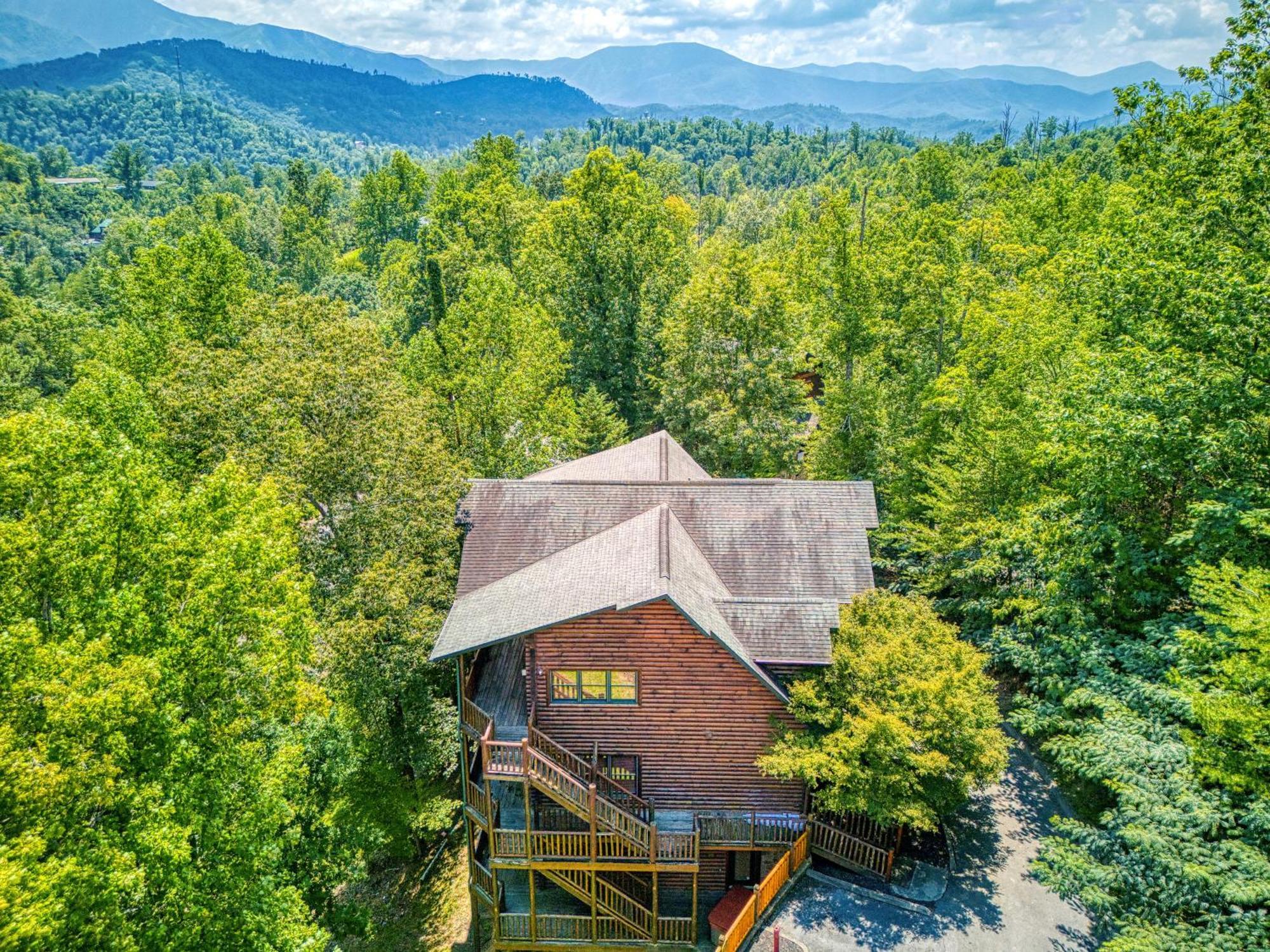 Perfect Getaway- Game Room, Mini Golf Course, Hot Tub, Pool Access Holiday home *
