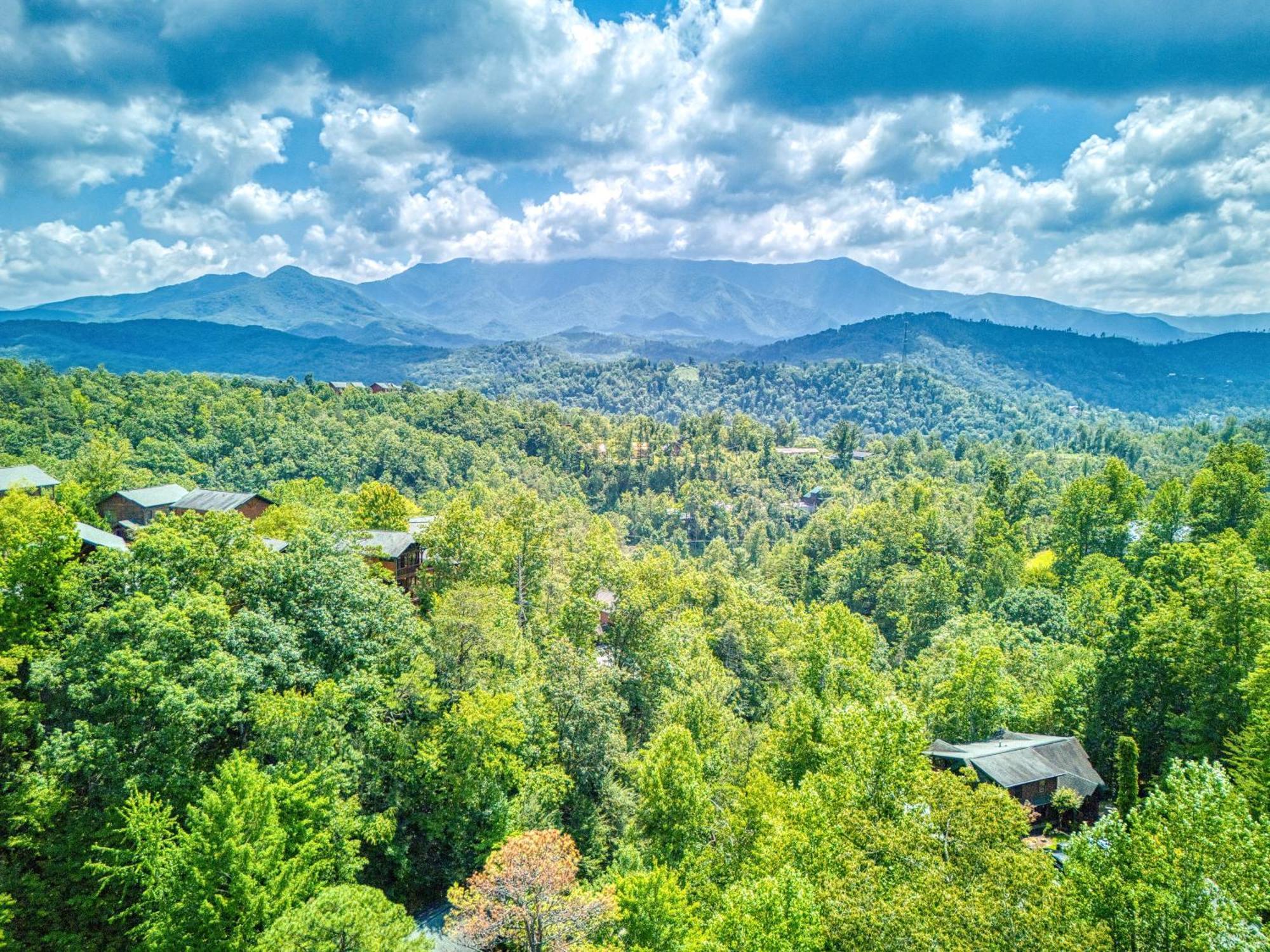 Perfect Getaway- Game Room, Mini Golf Course, Hot Tub, Pool Access Holiday home Gatlinburg