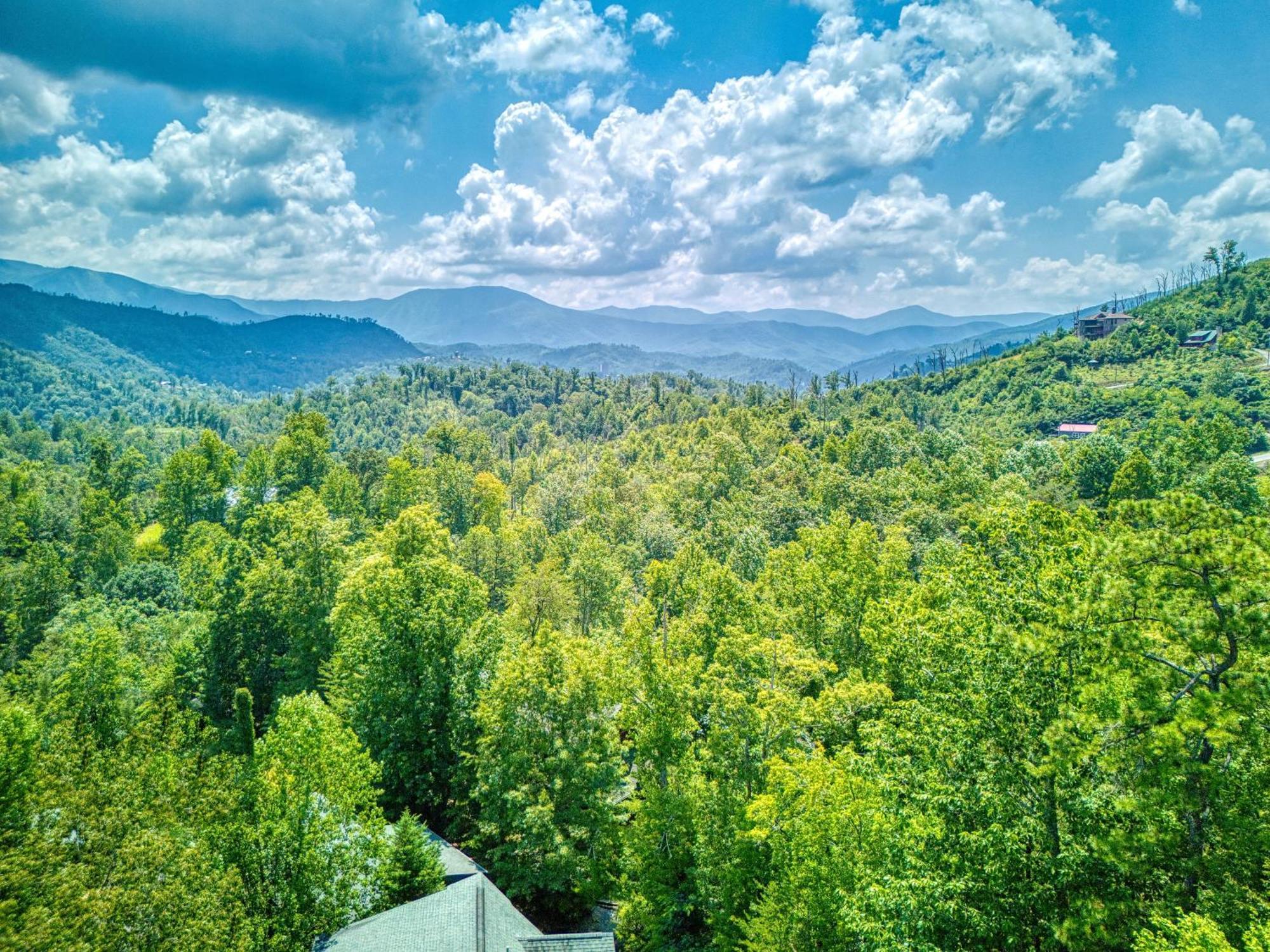 Perfect Getaway- Game Room, Mini Golf Course, Hot Tub, Pool Access Holiday home Gatlinburg