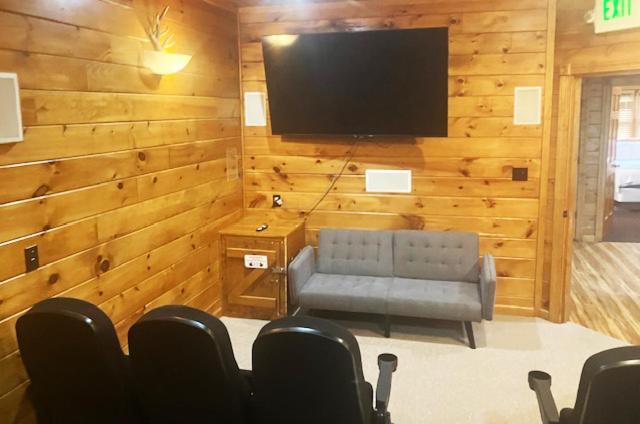 It's 5 O'clock Somewhere Hot Tub, Theater Room,1089 Free Tickets Each Paid Day, Dollywood And Holiday home