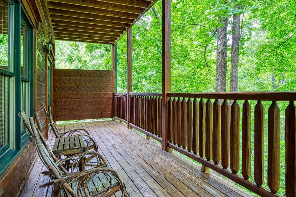 It's 5 O'clock Somewhere Hot Tub, Theater Room,1089 Free Tickets Each Paid Day, Dollywood And