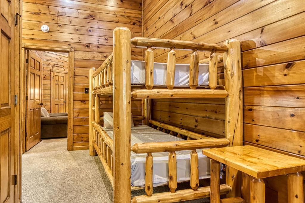 Holiday home It's 5 O'clock Somewhere Hot Tub, Theater Room,1089 Free Tickets Each Paid Day, Dollywood And *