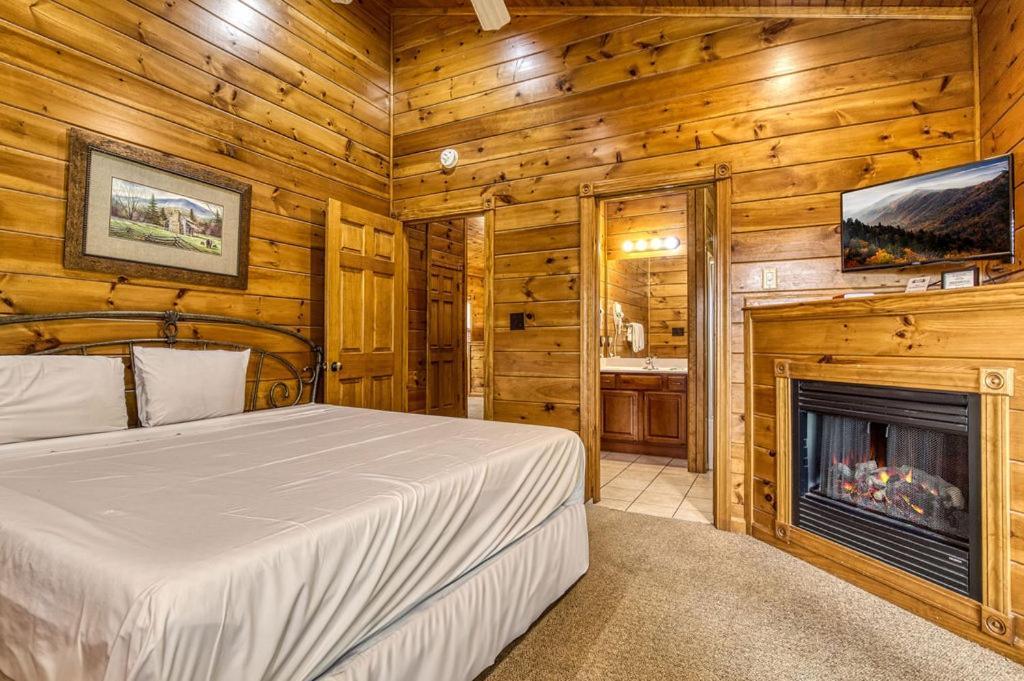 It's 5 O'clock Somewhere Hot Tub, Theater Room,1089 Free Tickets Each Paid Day, Dollywood And *