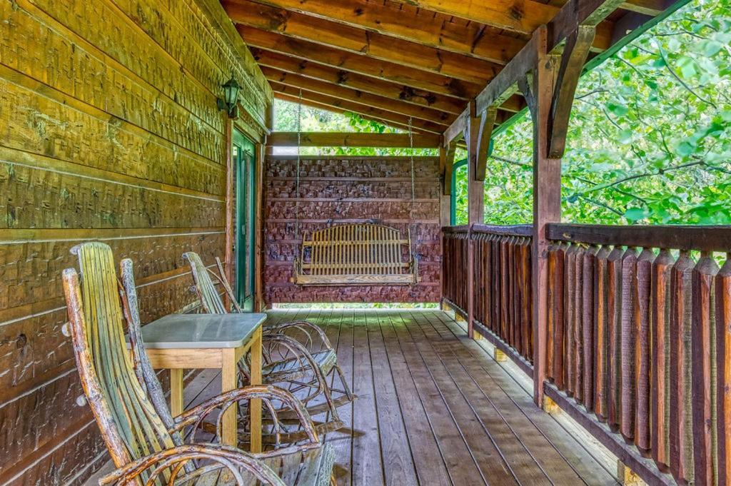 It's 5 O'clock Somewhere Hot Tub, Theater Room,1089 Free Tickets Each Paid Day, Dollywood And Holiday home Gatlinburg