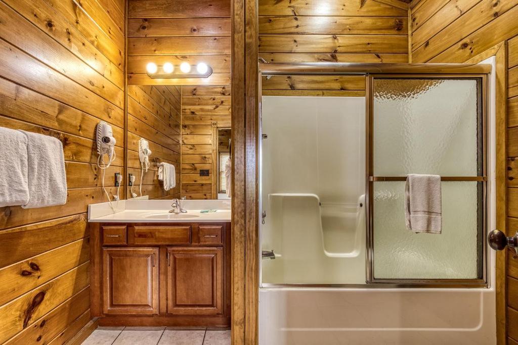 It's 5 O'clock Somewhere Hot Tub, Theater Room,1089 Free Tickets Each Paid Day, Dollywood And Gatlinburg