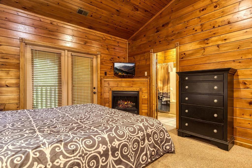 It's 5 O'clock Somewhere Hot Tub, Theater Room,1089 Free Tickets Each Paid Day, Dollywood And