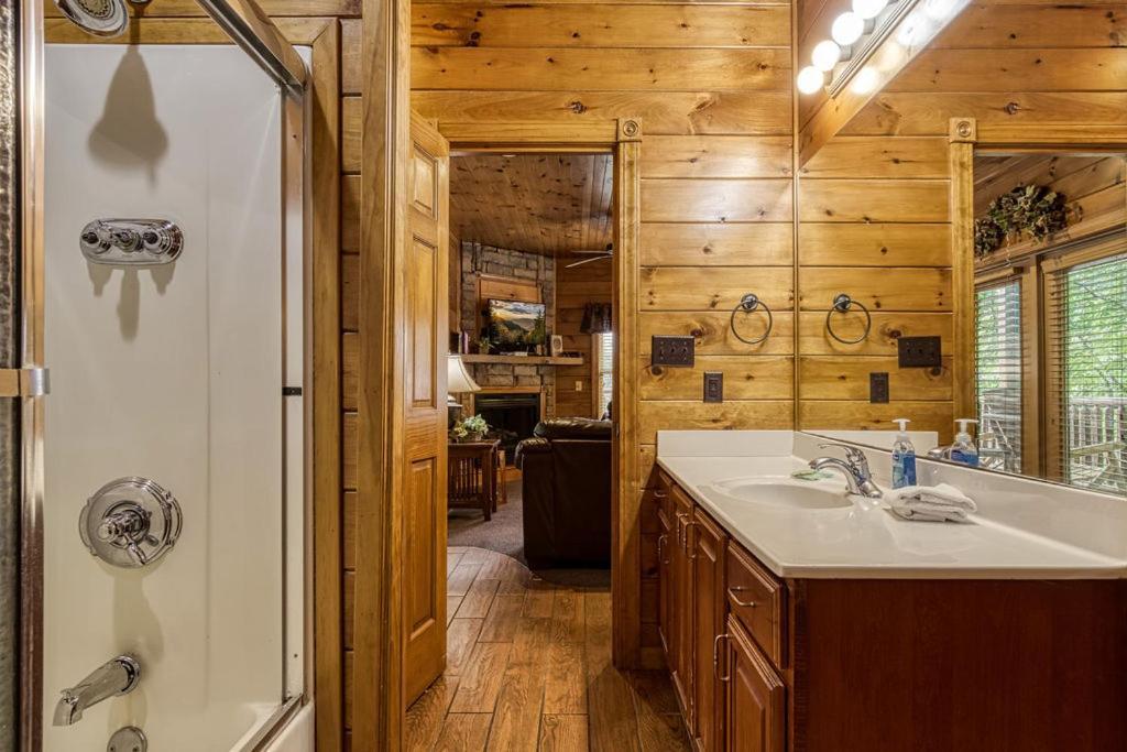 Holiday home It's 5 O'clock Somewhere Hot Tub, Theater Room,1089 Free Tickets Each Paid Day, Dollywood And *