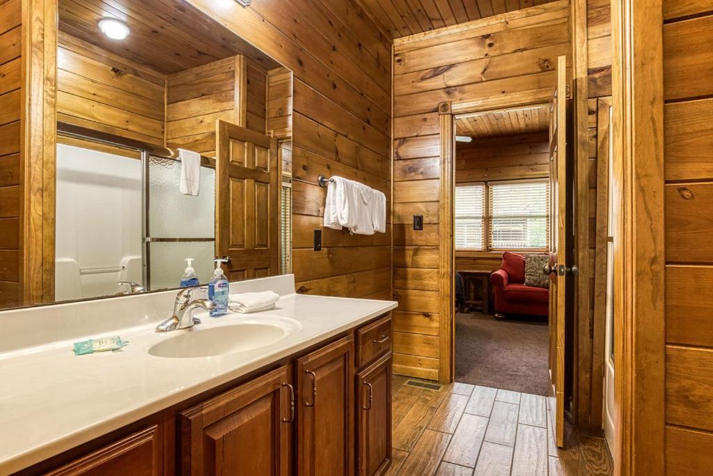 It's 5 O'clock Somewhere Hot Tub, Theater Room,1089 Free Tickets Each Paid Day, Dollywood And * Gatlinburg