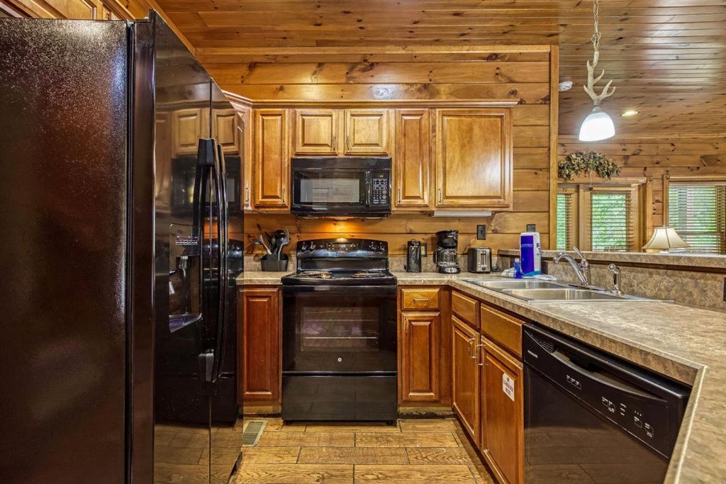 It's 5 O'clock Somewhere Hot Tub, Theater Room,1089 Free Tickets Each Paid Day, Dollywood And Gatlinburg