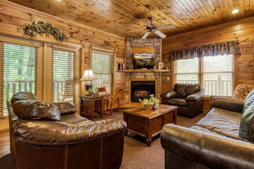 Holiday home It's 5 O'clock Somewhere Hot Tub, Theater Room,1089 Free Tickets Each Paid Day, Dollywood And Gatlinburg