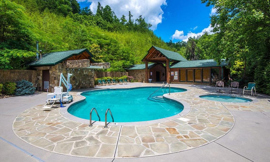 Perfect Getaway- Game Room, Mini Golf Course, Hot Tub, Pool Access Holiday home Gatlinburg