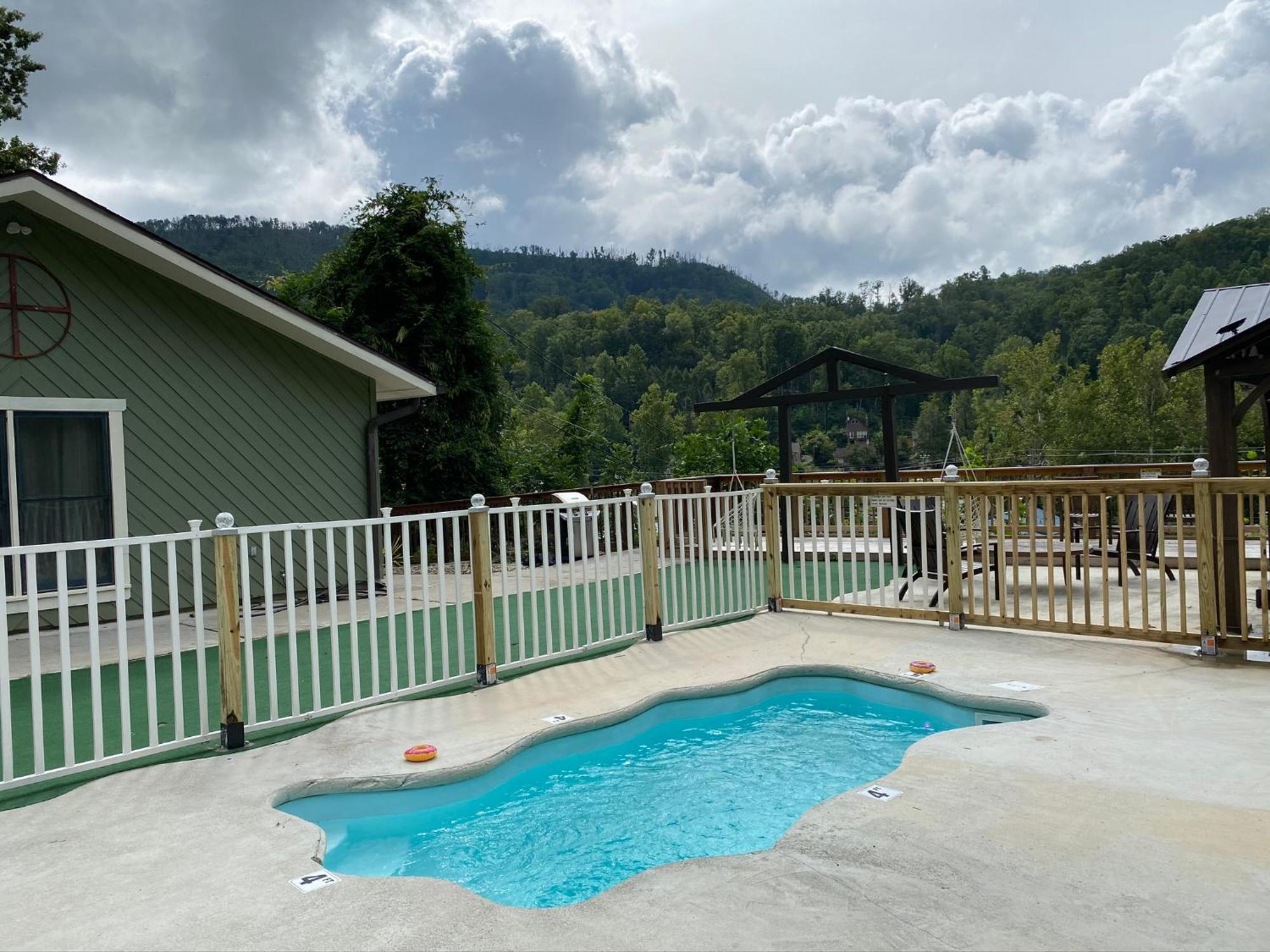 Chalet Relaxing 3br 1 Mile To Main St Attractions Views Gatlinburg