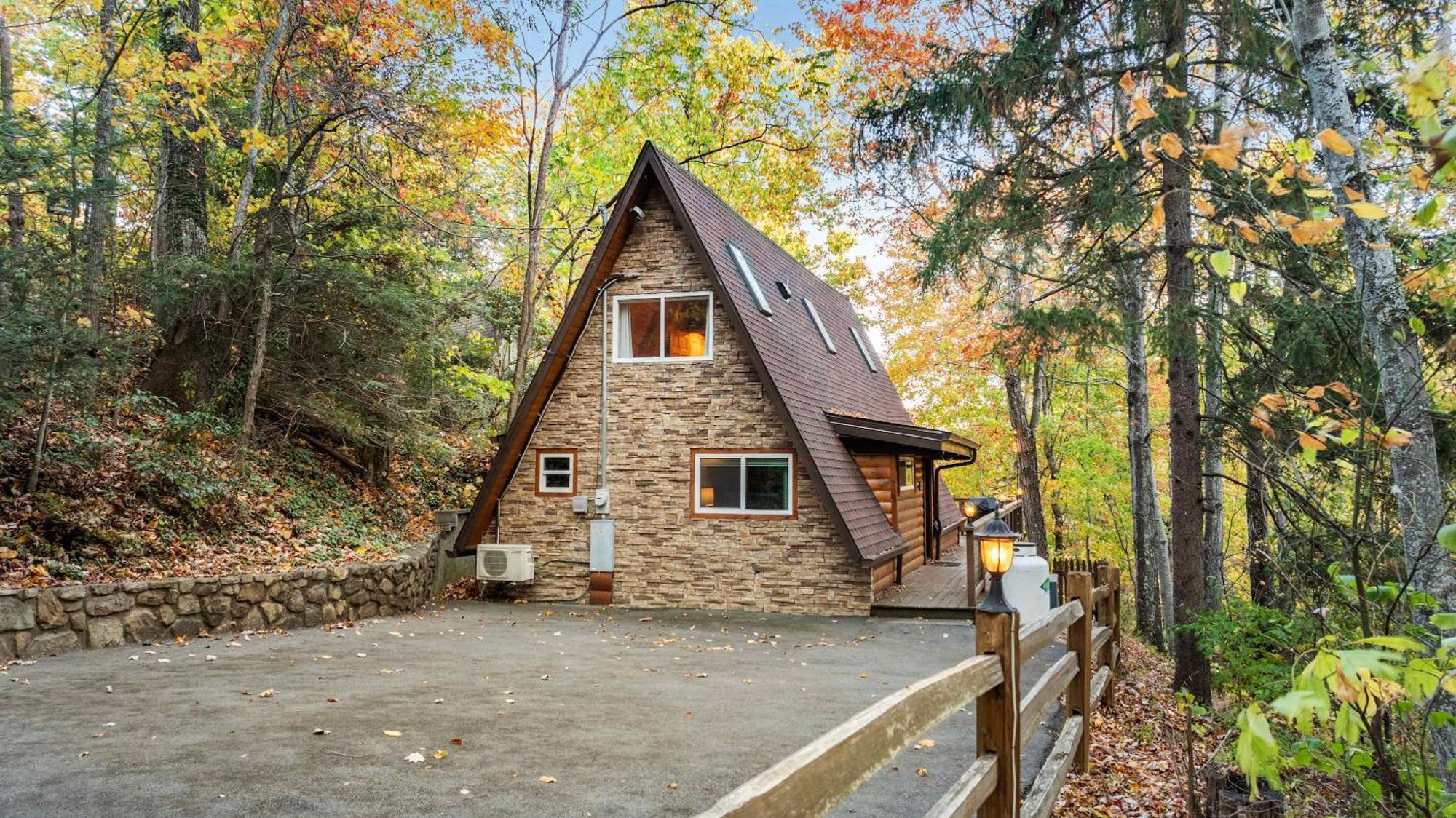 Holiday home 3 Miles To Gsmnp & Dtwn Good Views Hottub A-frame