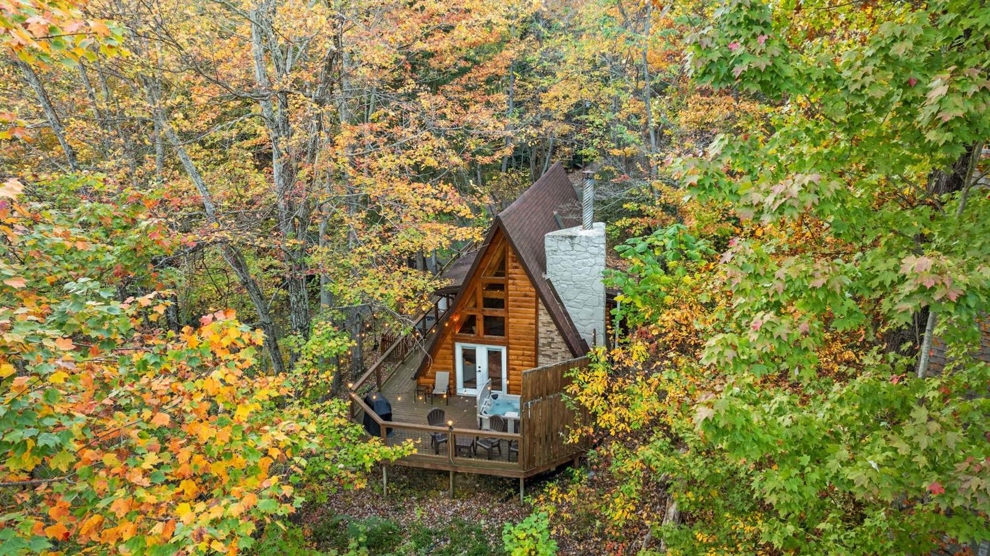 3 Miles To Gsmnp & Dtwn Good Views Hottub A-frame Holiday home *