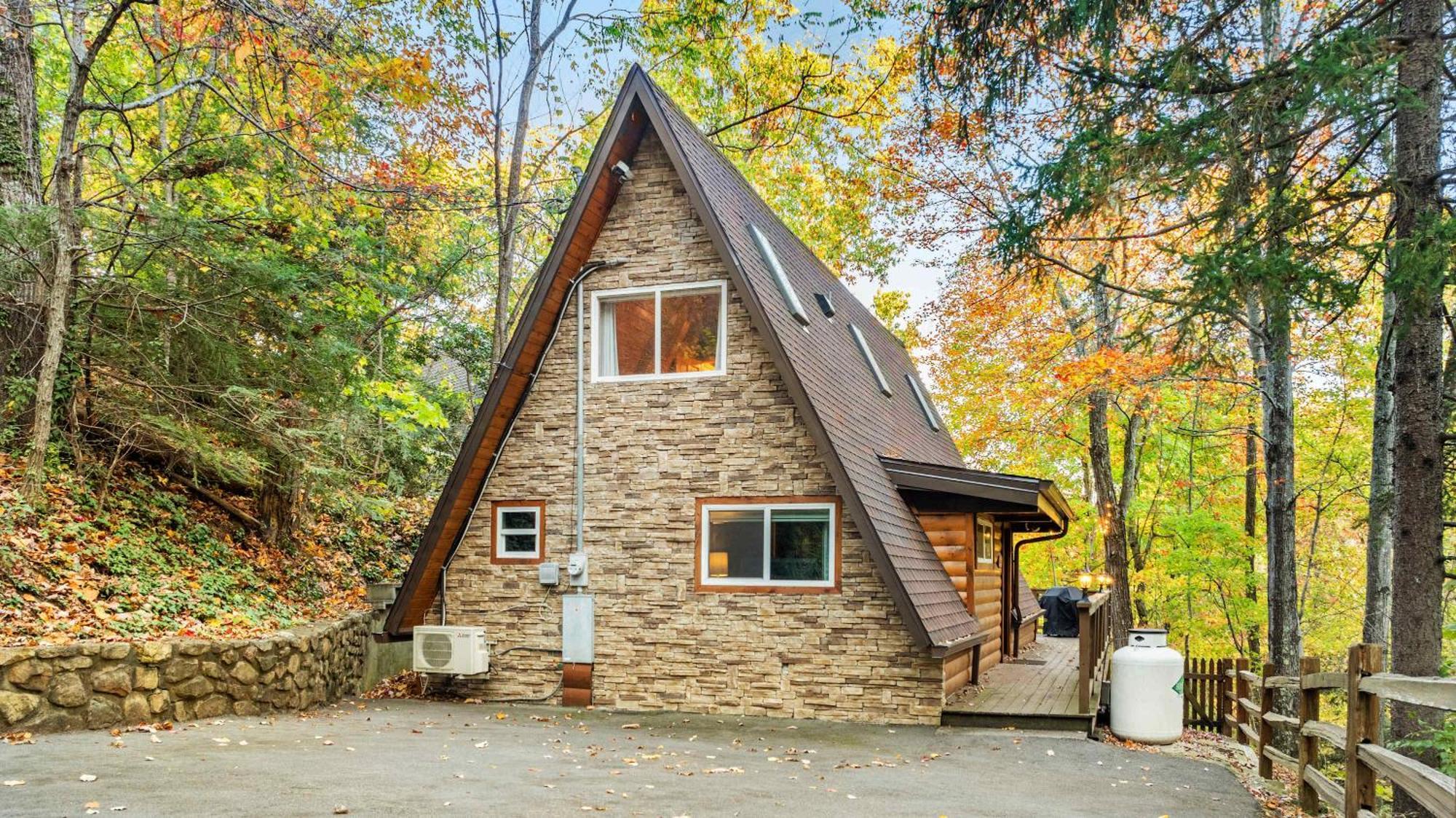 3 Miles To Gsmnp & Dtwn Good Views Hottub A-frame Holiday home *